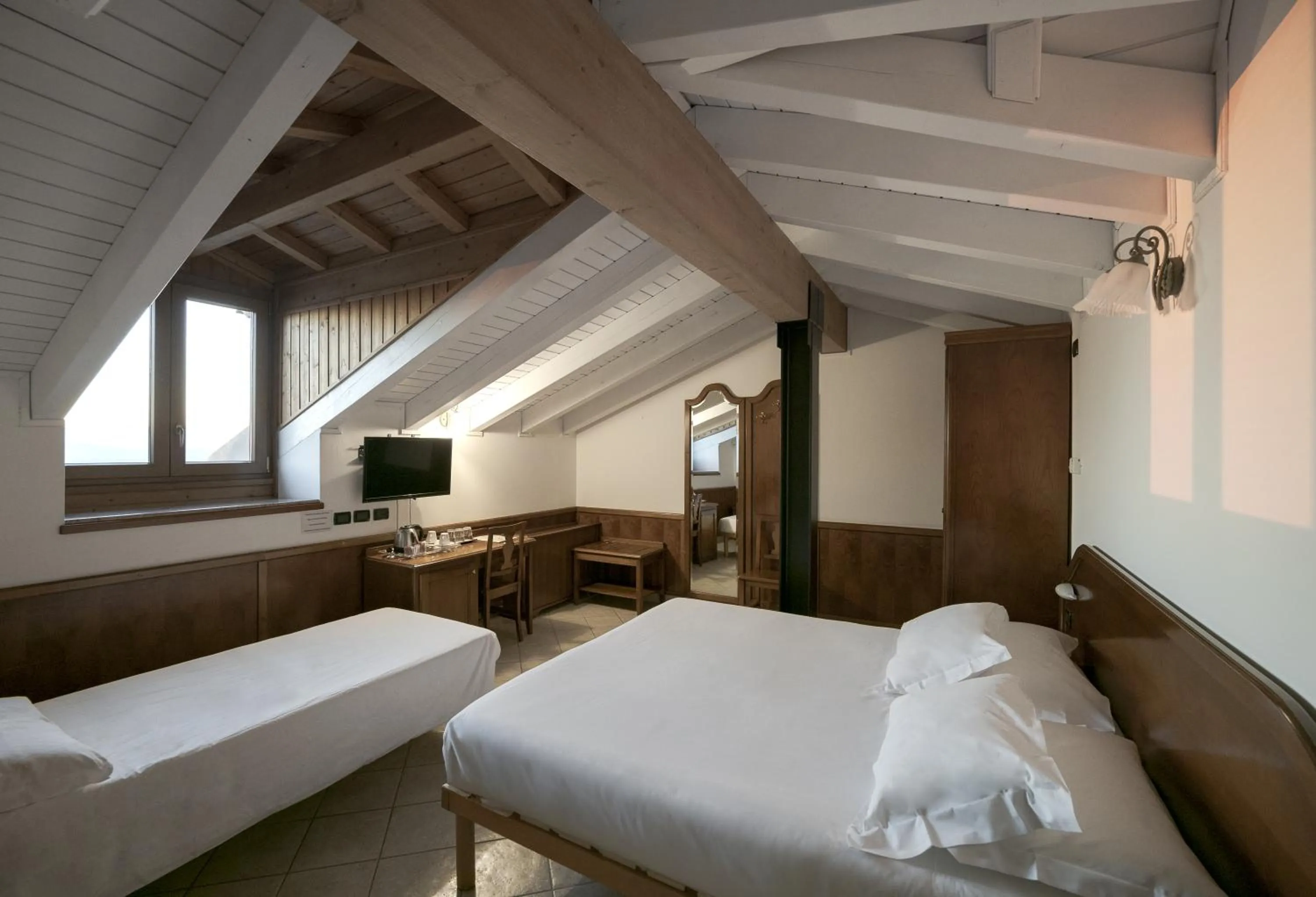 Bed in Hotel Ungheria Varese 1946