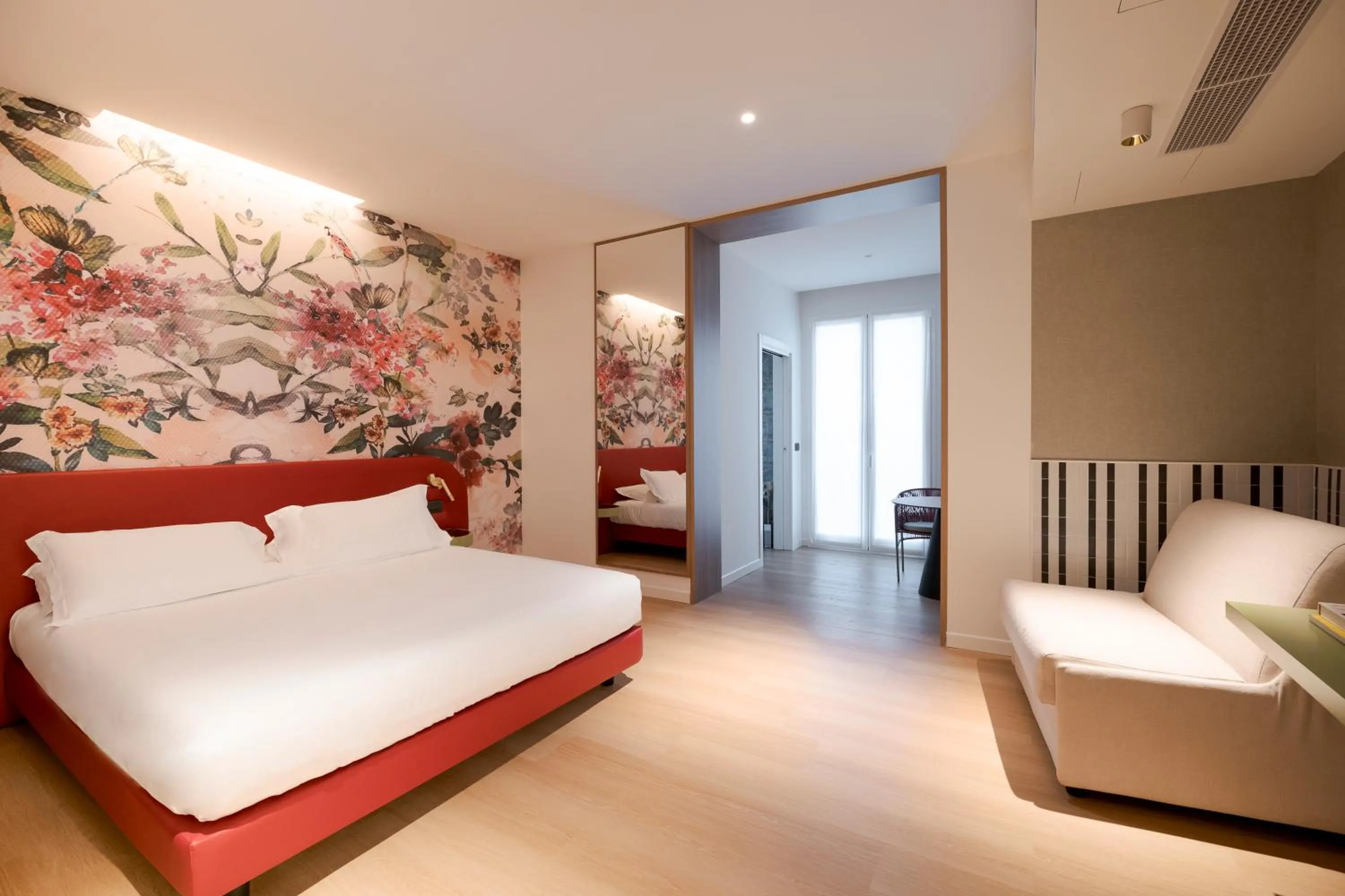 Photo of the whole room, Bed in Hotel Ungheria Varese 1946