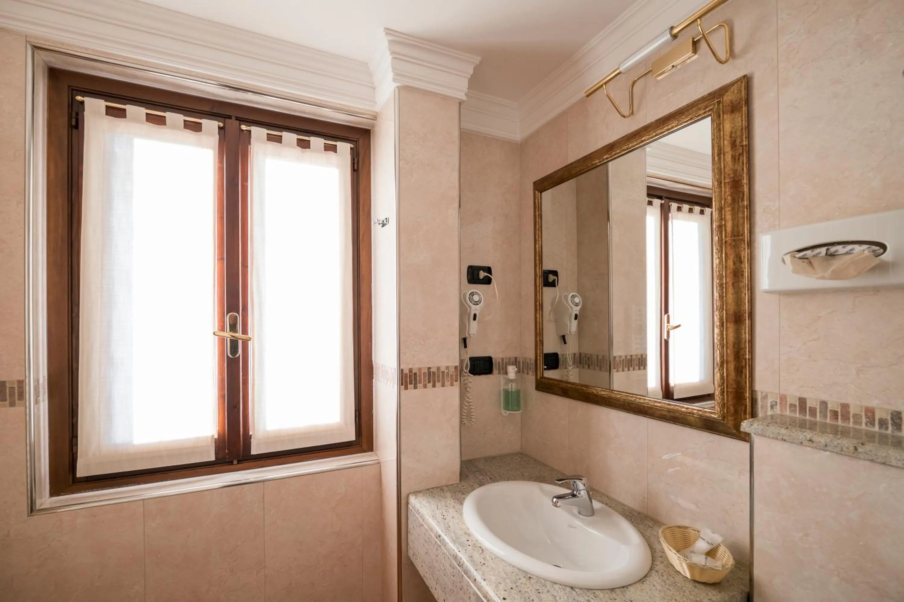 Bathroom in Hotel Ungheria Varese 1946