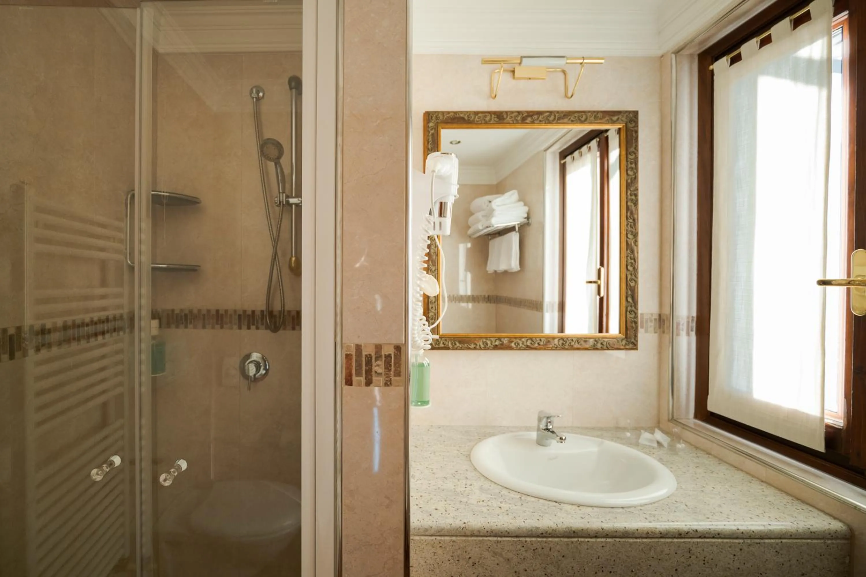 Shower in Hotel Ungheria Varese 1946