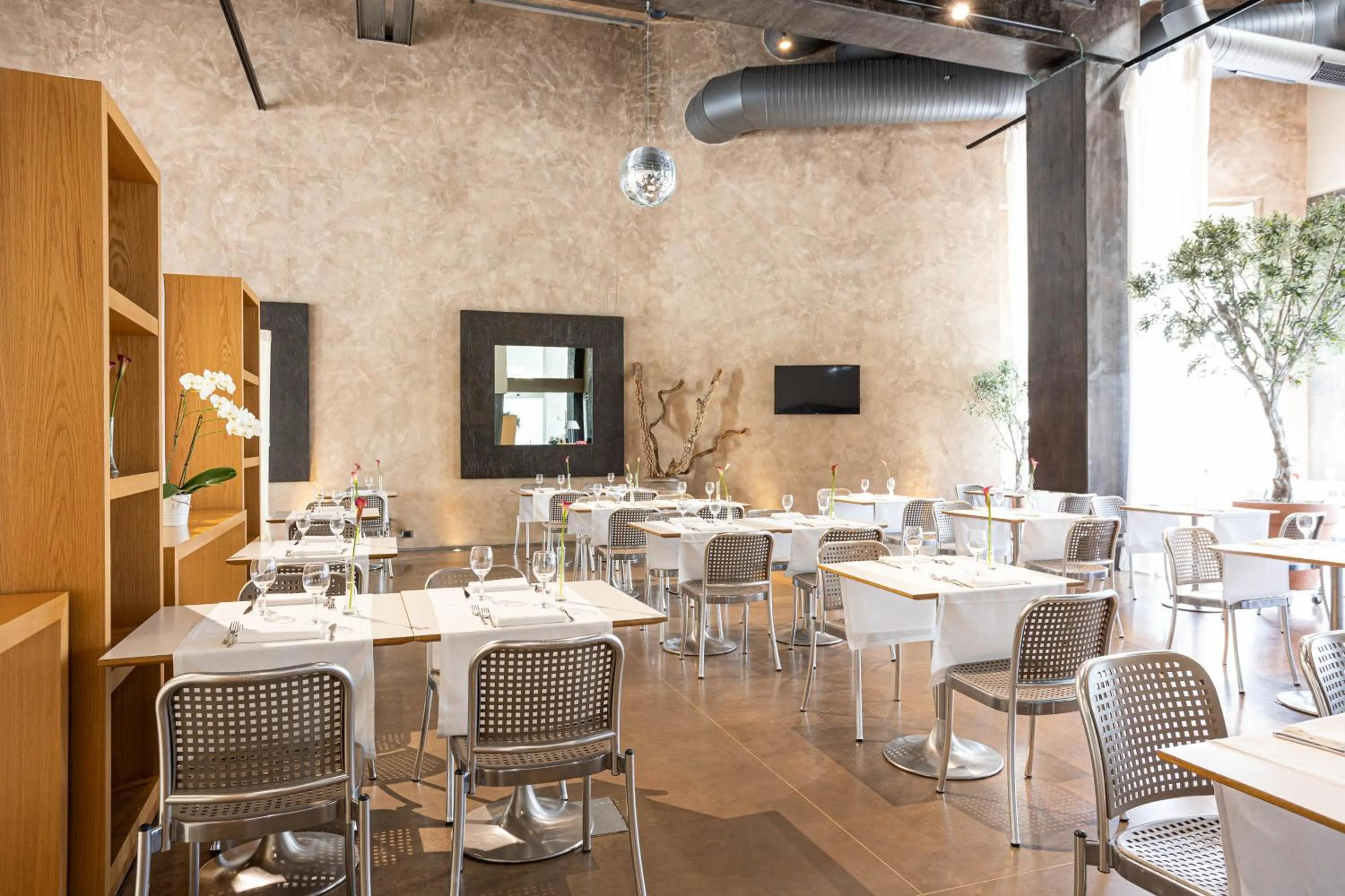 Restaurant/places to eat in Cosmo Hotel Palace