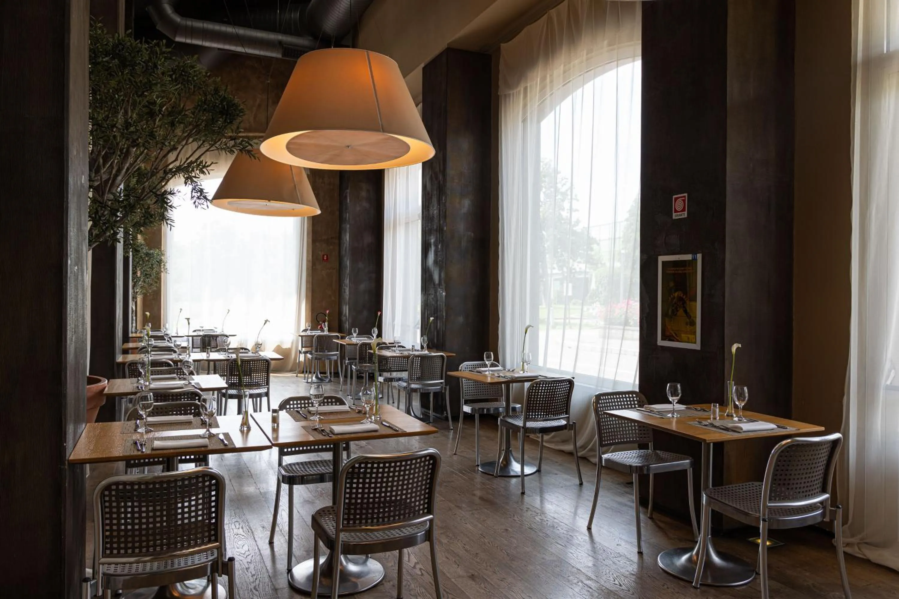 Restaurant/places to eat in Cosmo Hotel Palace