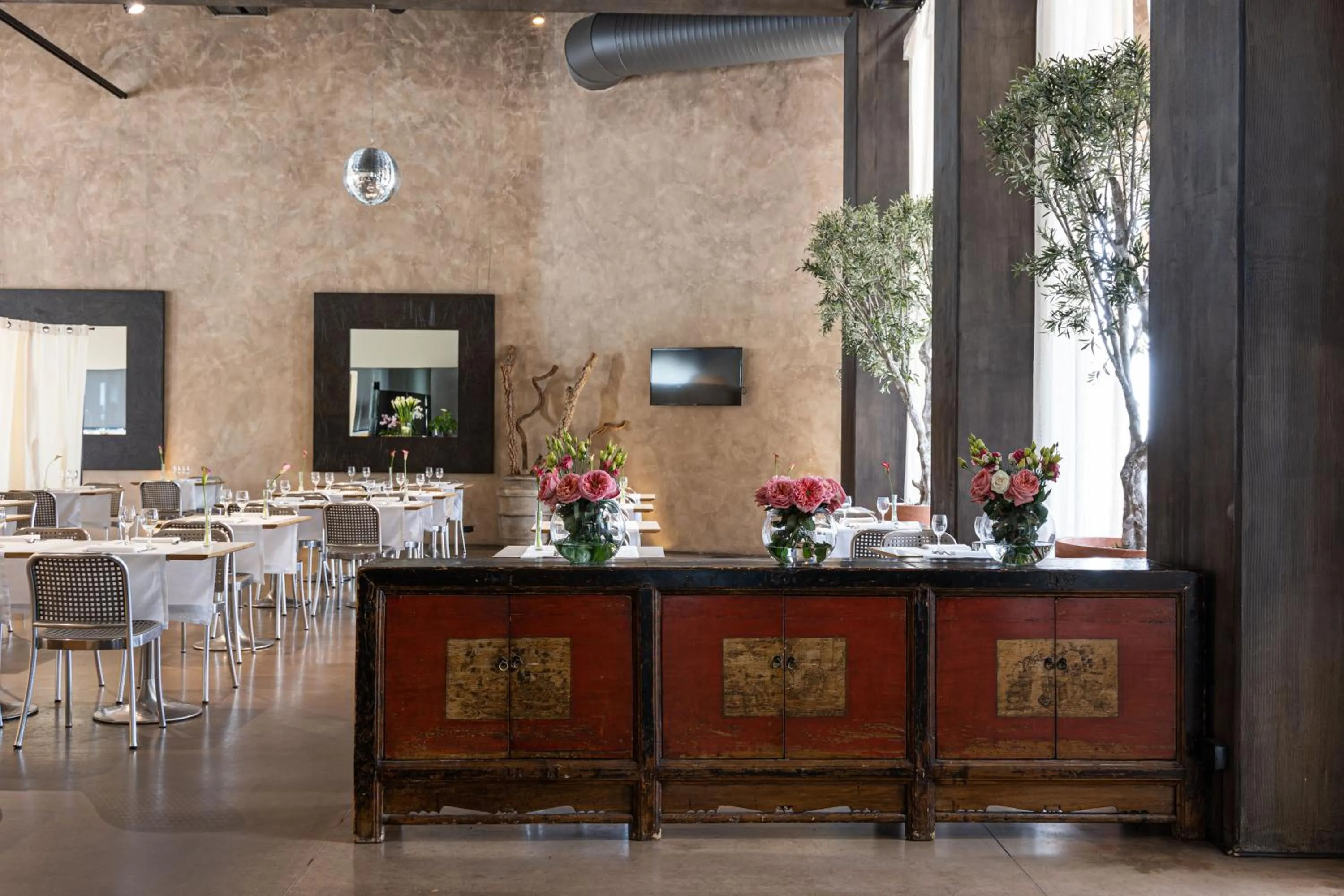 Restaurant/places to eat in Cosmo Hotel Palace