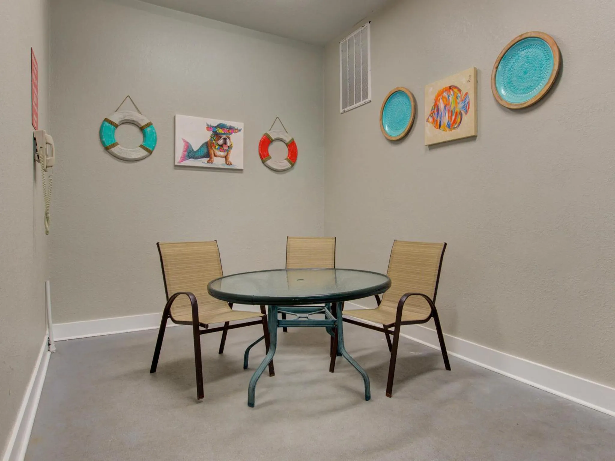 Living room in Lazy Bears Den 2103