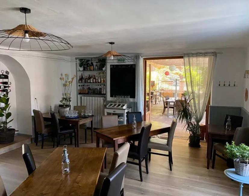 Restaurant/places to eat in Auberge du Relais d'Auniac - Hôtel Bar Restaurant Piscine