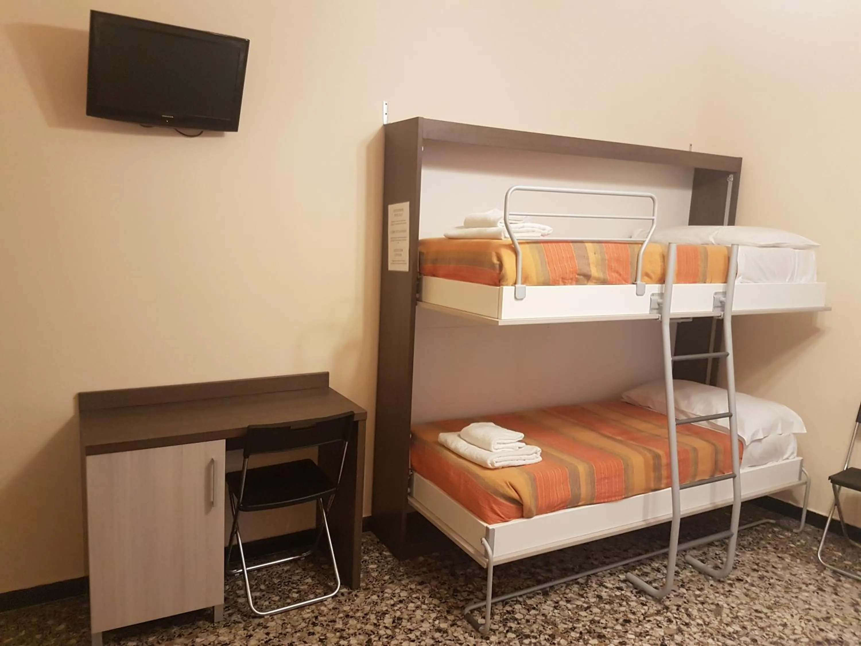 bunk bed, Bed in Hotel Le Tre Stazioni