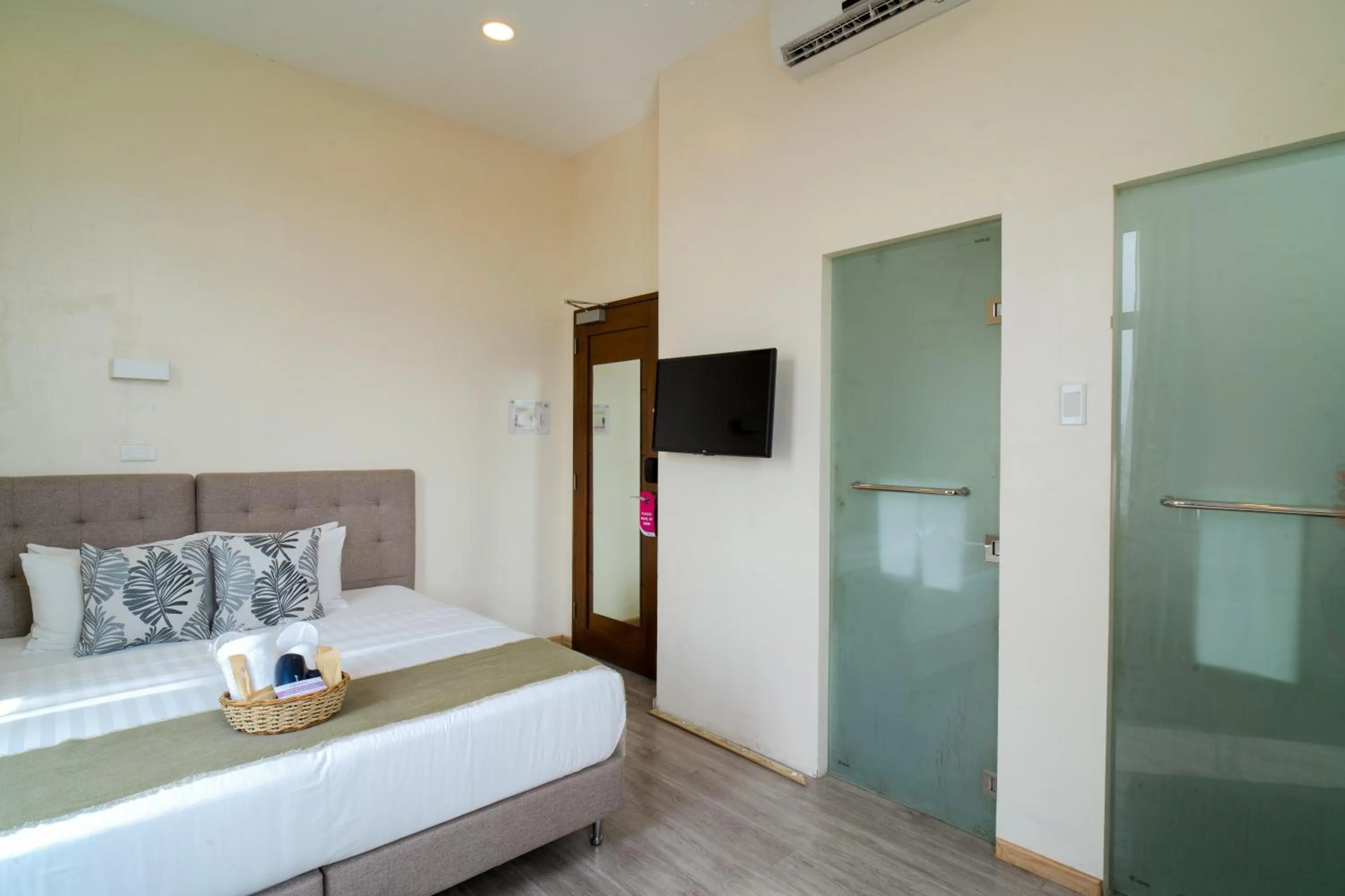 Photo of the whole room, Bed in MySpace Hotel Comembo Taguig