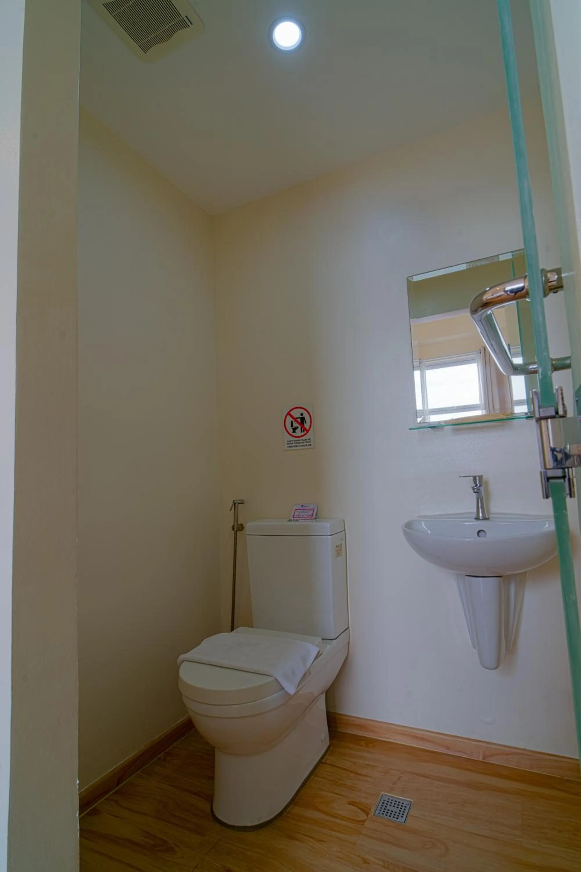 Toilet in MySpace Hotel Comembo Taguig