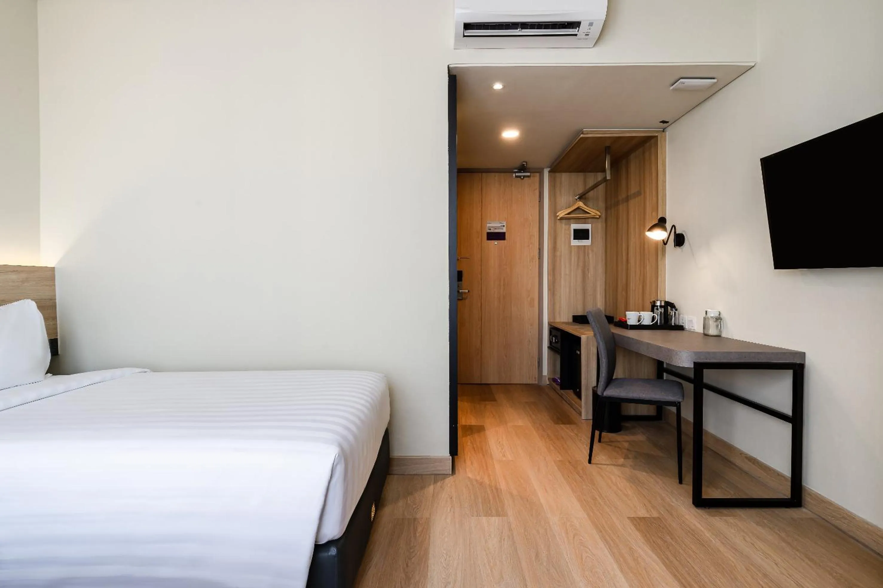 Photo of the whole room, Bed in Quest Prime Pemuda - Semarang