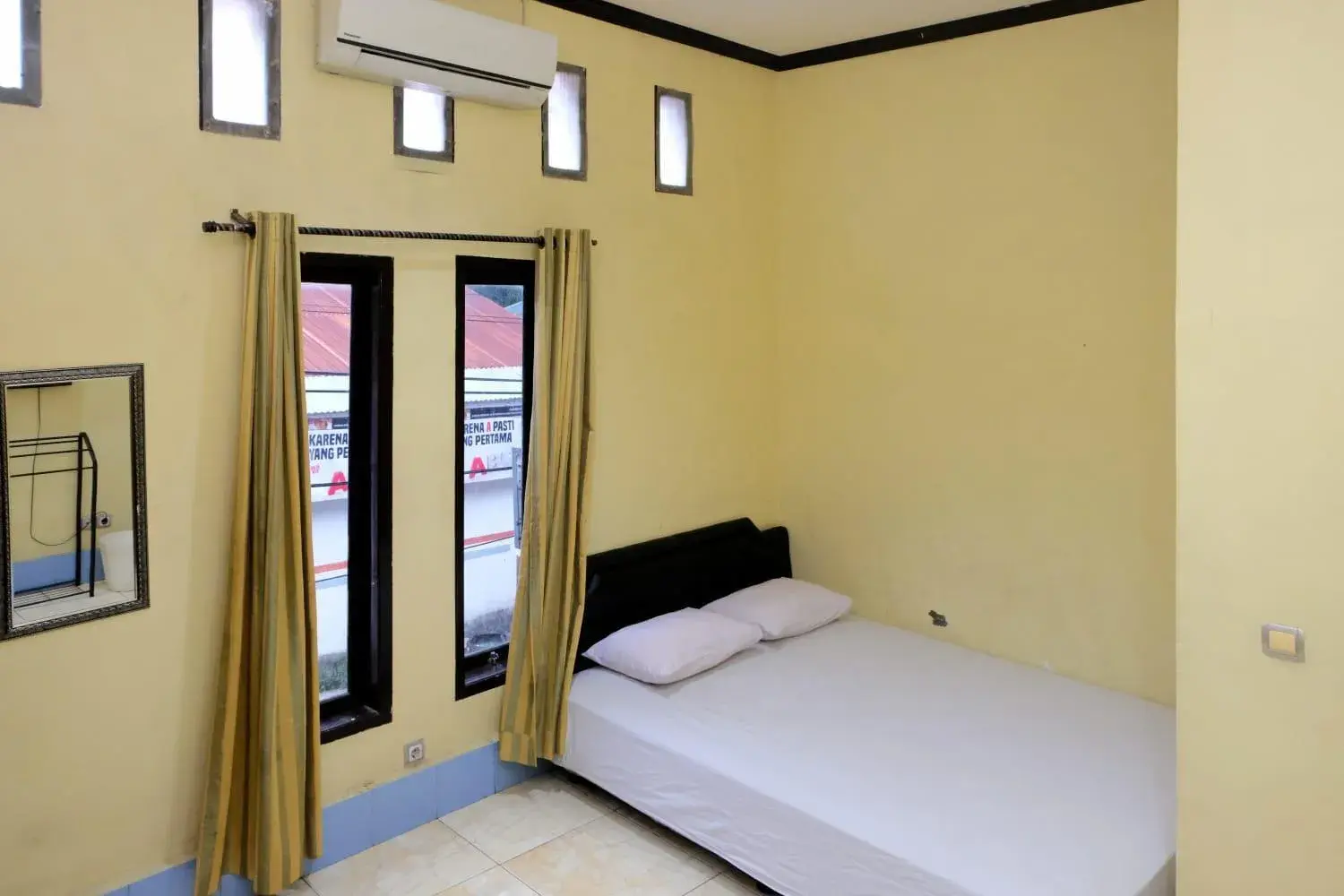Superior Double Room in Hotel Puri Lembang near Universitas Sulawesi Barat Majene Superior Double Room in Hotel Puri Lembang near Universitas Sulawesi Barat Majene