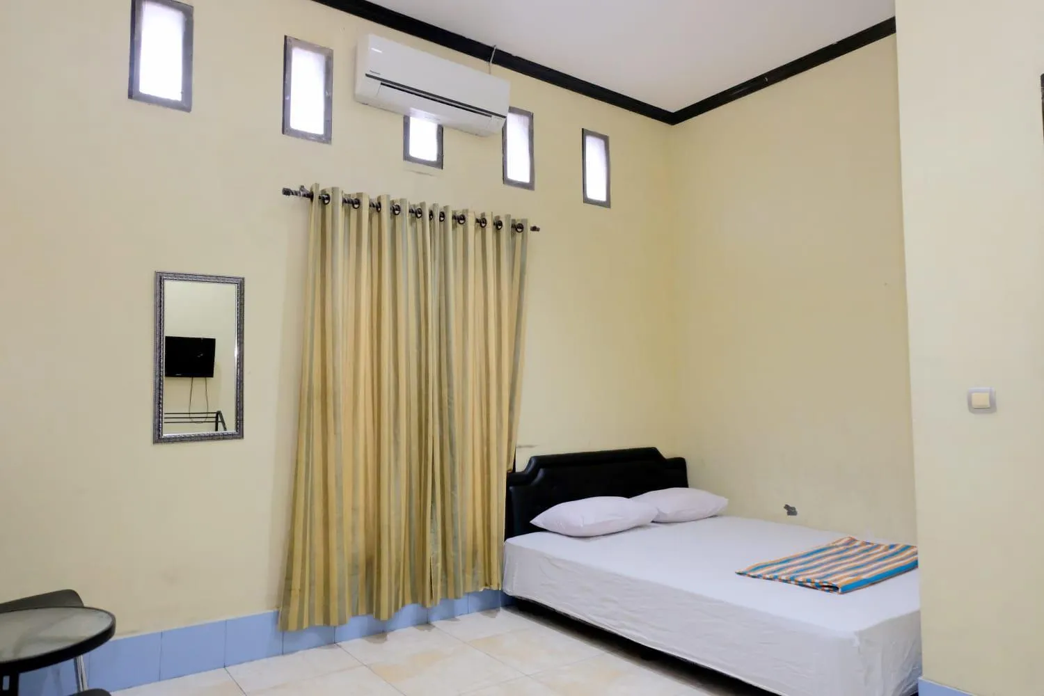 Bedroom, Bed in Hotel Puri Lembang near Universitas Sulawesi Barat Majene