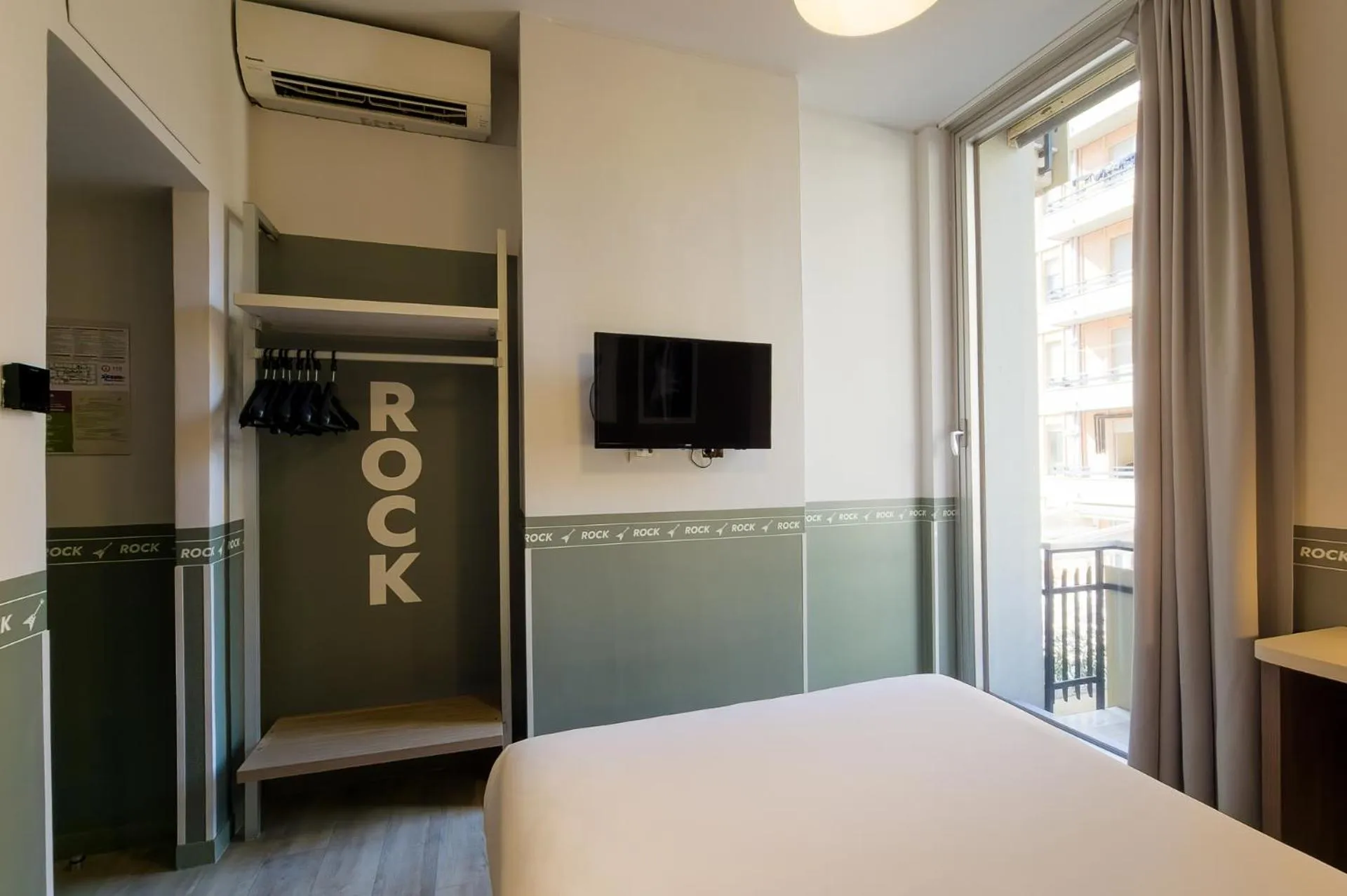 Bedroom, Bed in Hotel Nologo