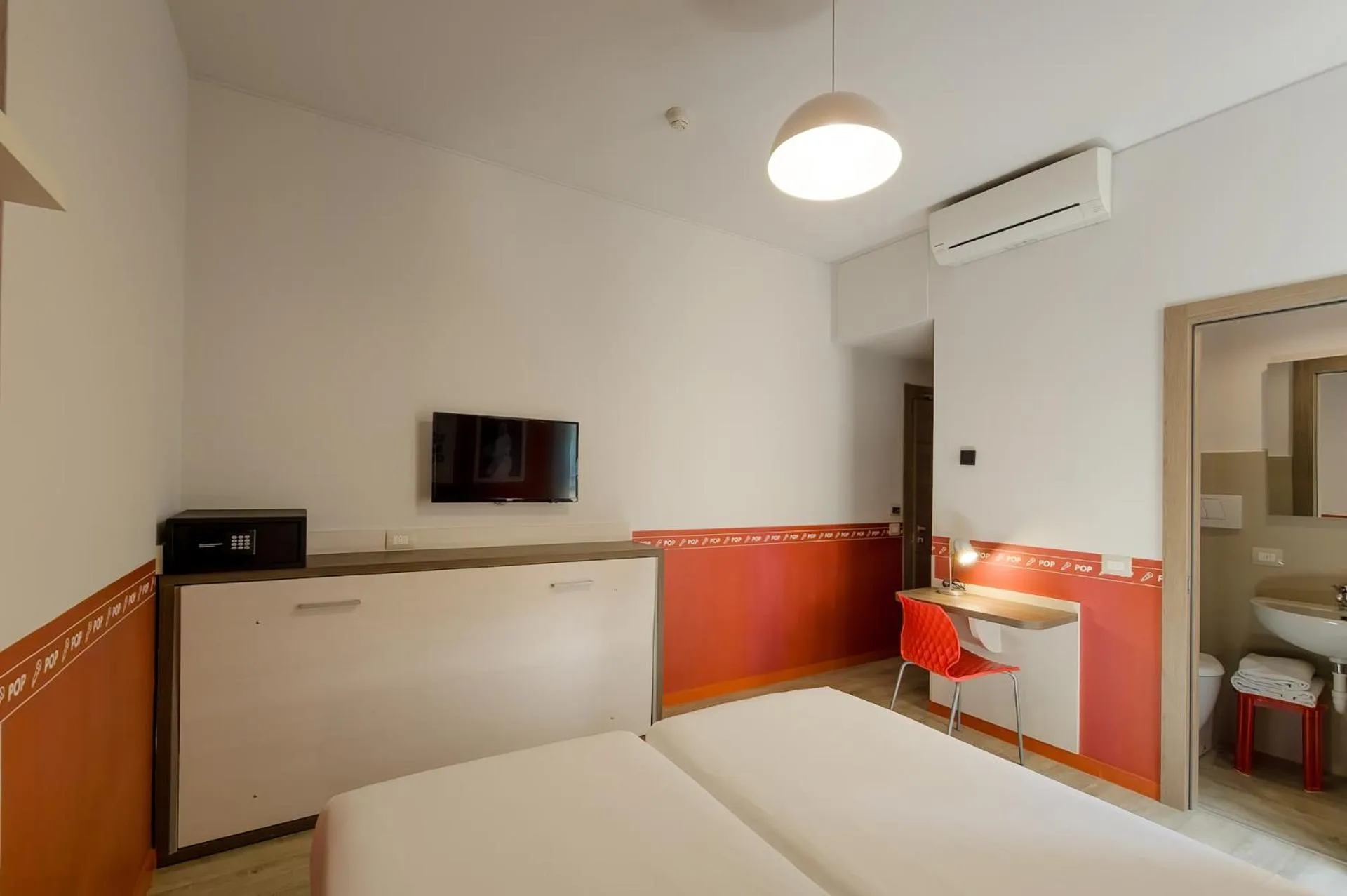 TV and multimedia, Bed in Hotel Nologo