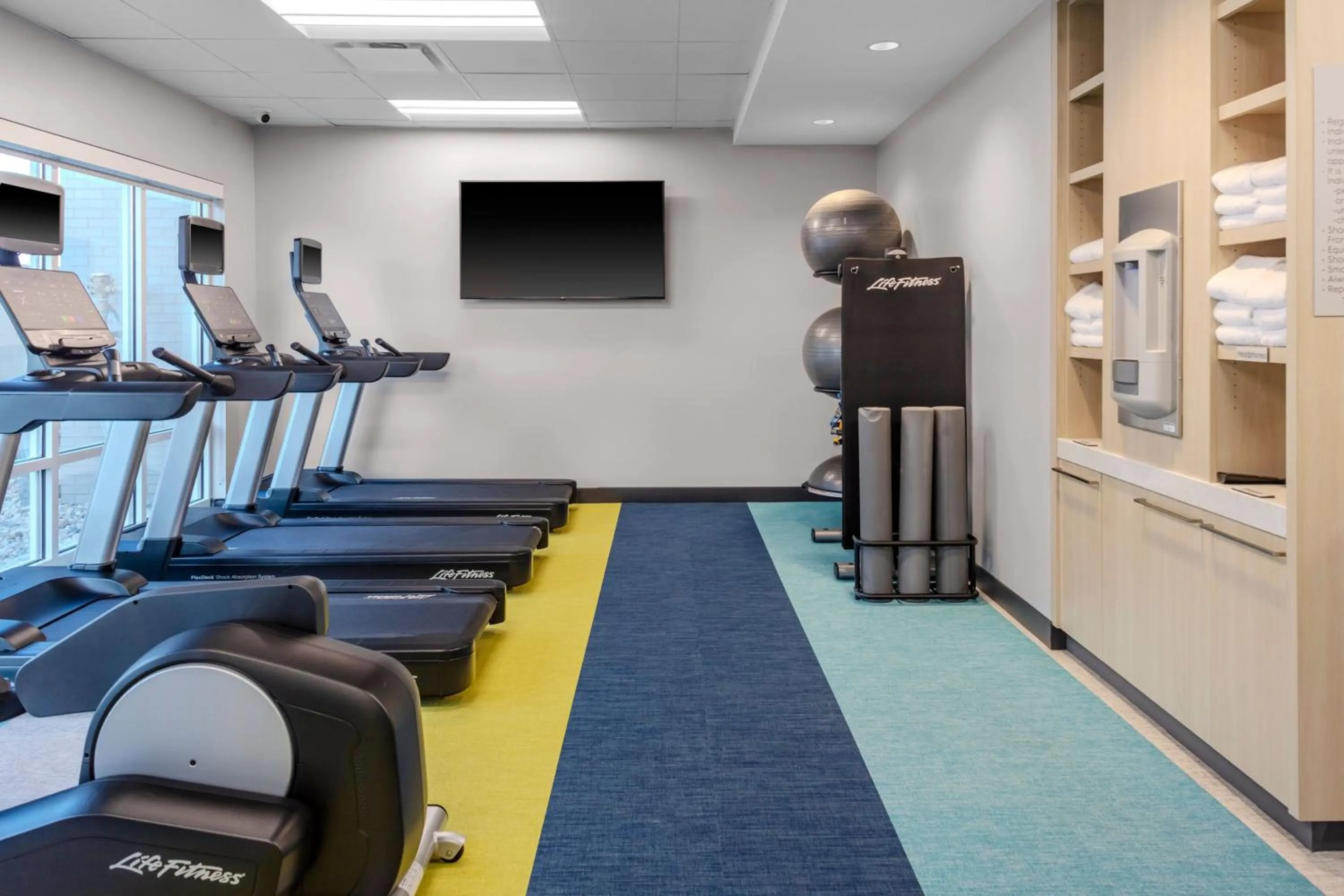 Fitness centre/facilities in TownePlace Suites by Marriott Chesterfield
