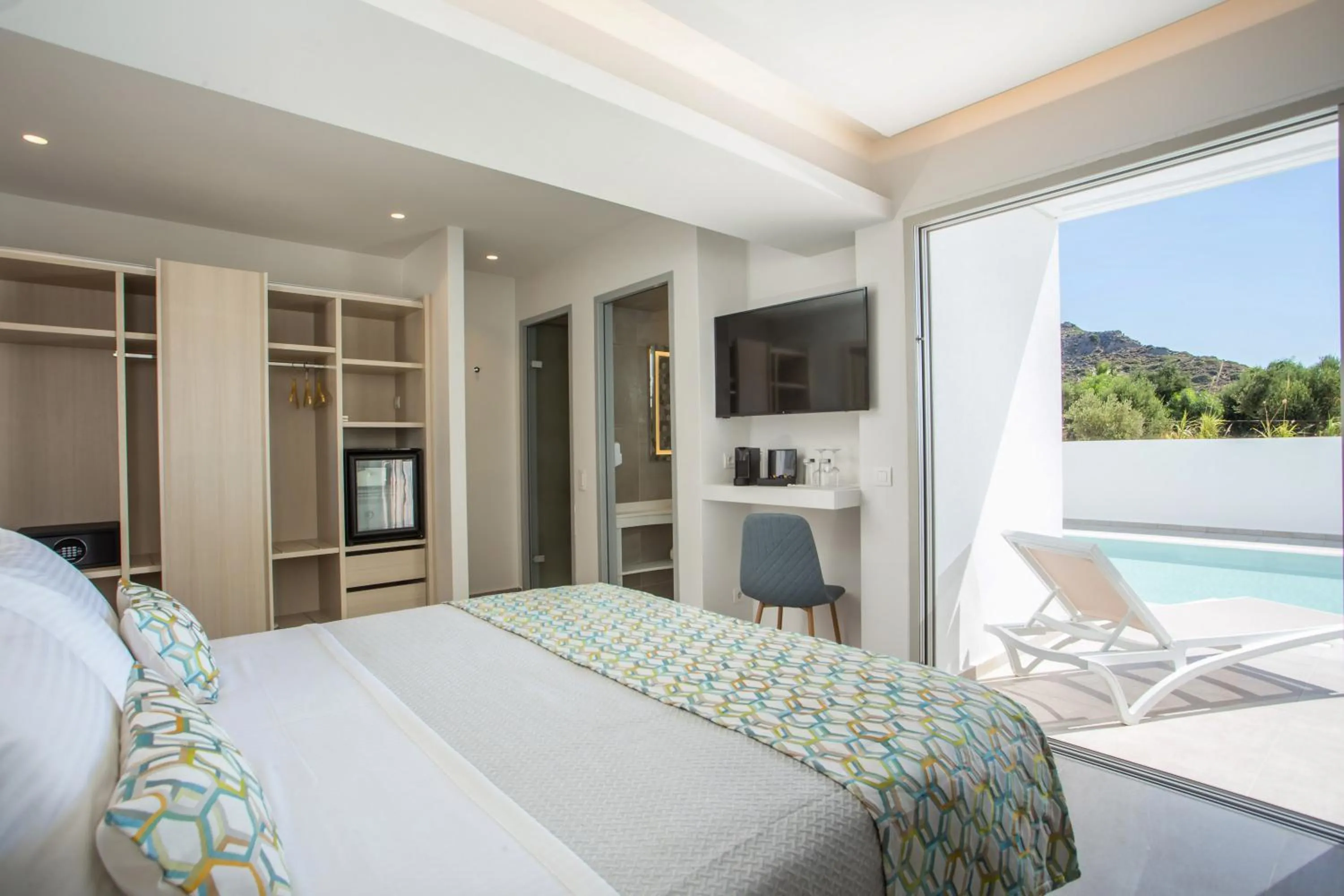 Communal lounge/ TV room in Hollywood Inn Faliraki - Adults Only