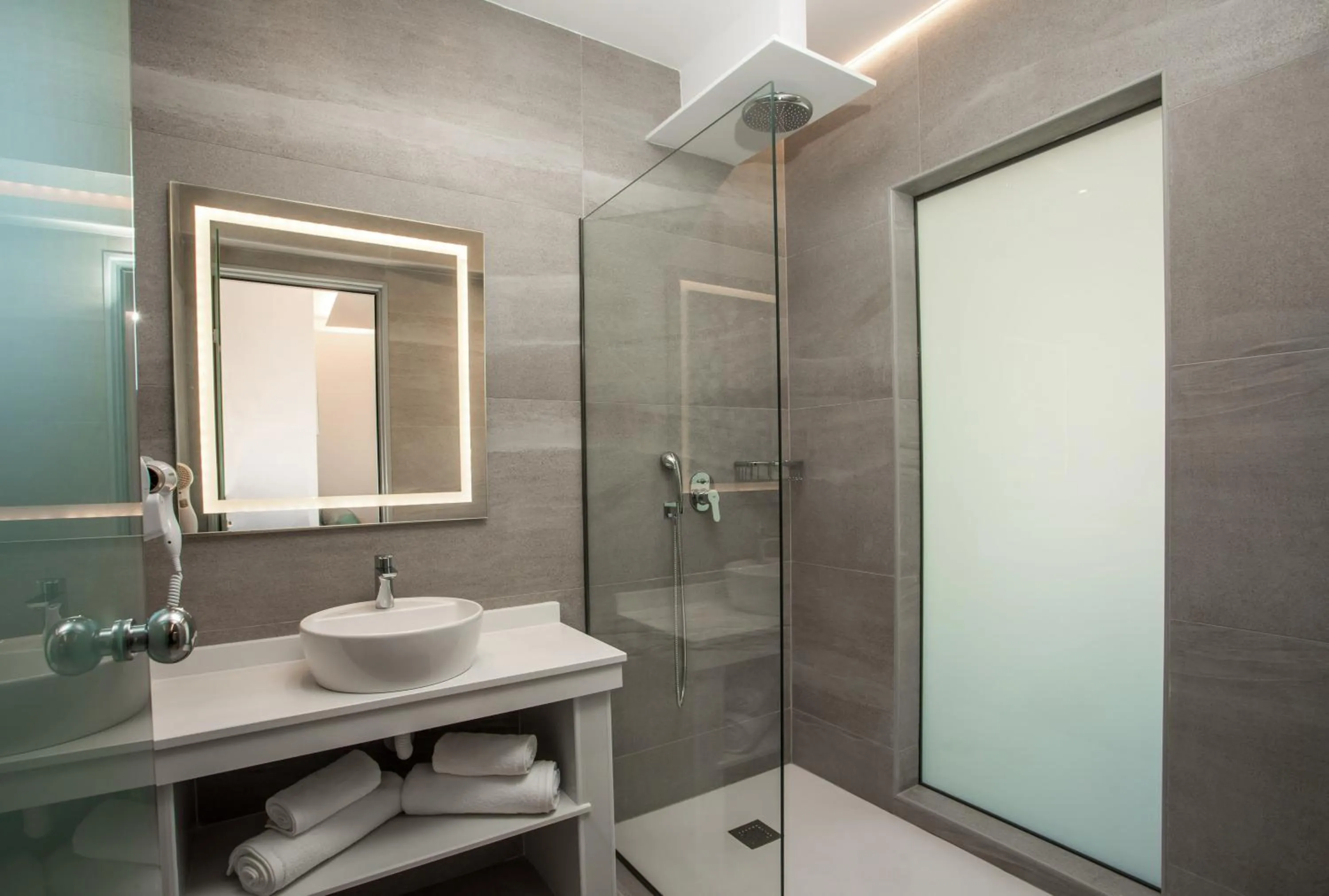 Shower in Hollywood Inn Faliraki - Adults Only