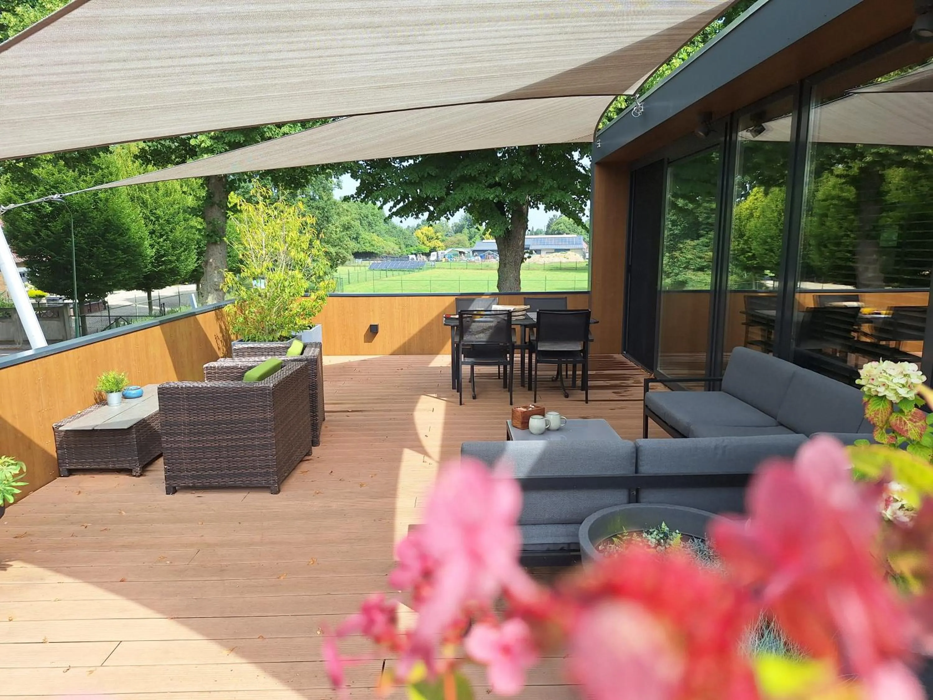 Balcony/Terrace in B&B Vierlingsbeek, Appartement en tuin-chalets