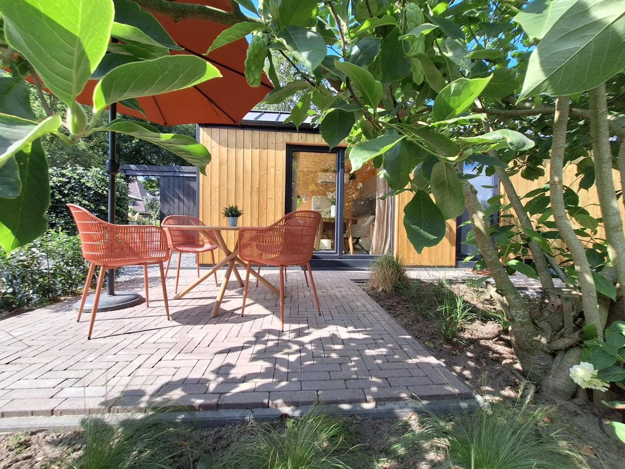 Garden in B&B Vierlingsbeek, Appartement en tuin-chalets