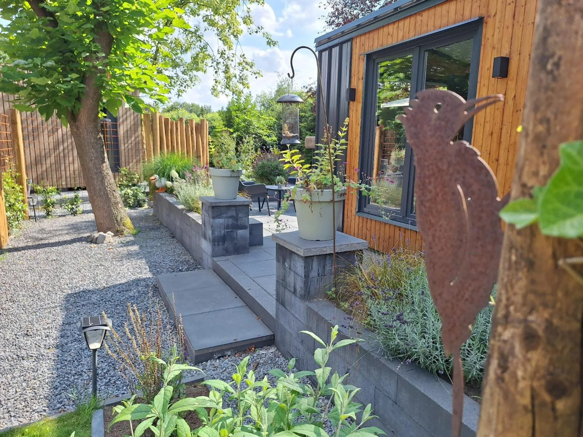 Garden in B&B Vierlingsbeek, Appartement en tuin-chalets