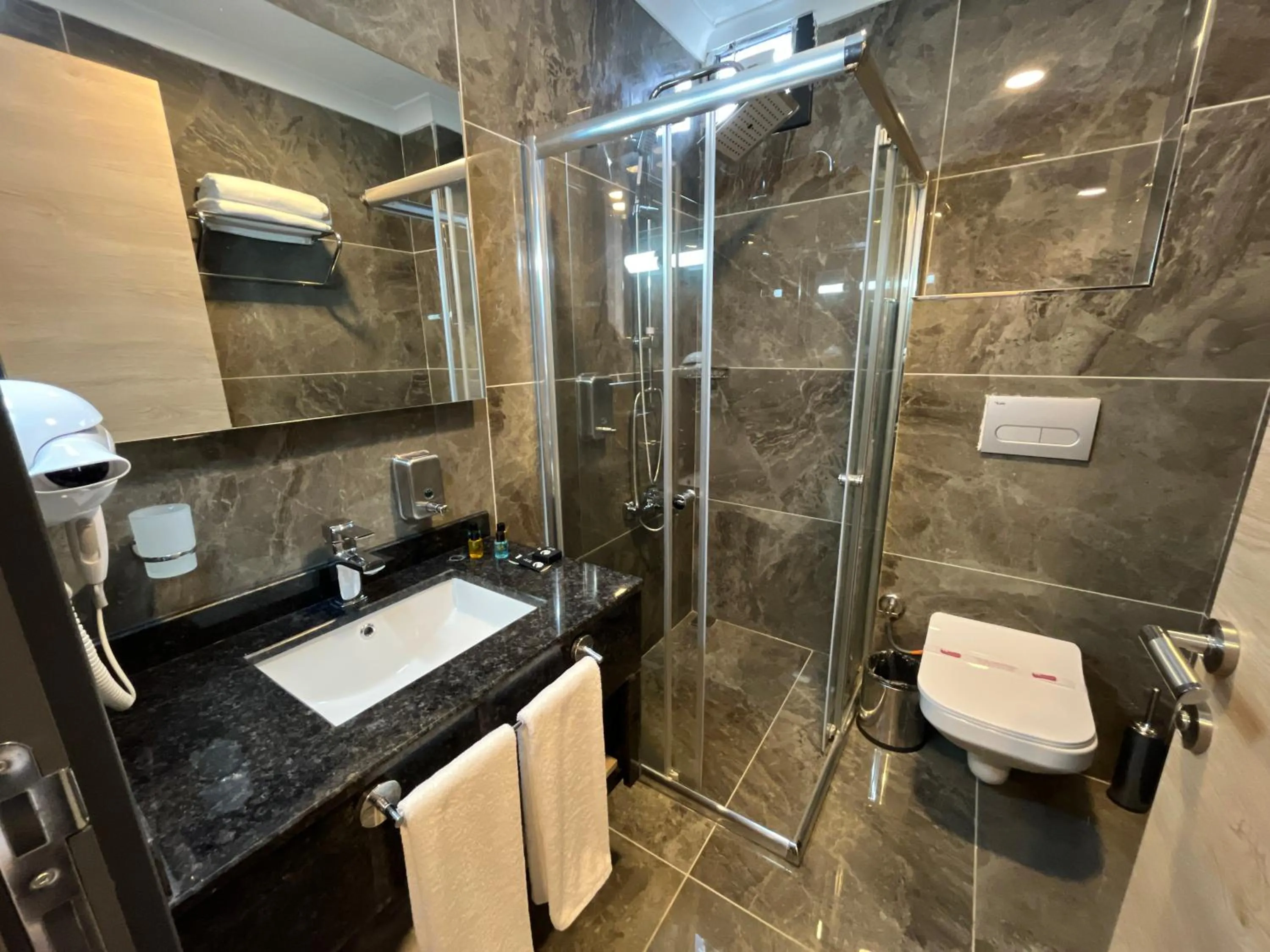 Bathroom in Avni Bey Otel