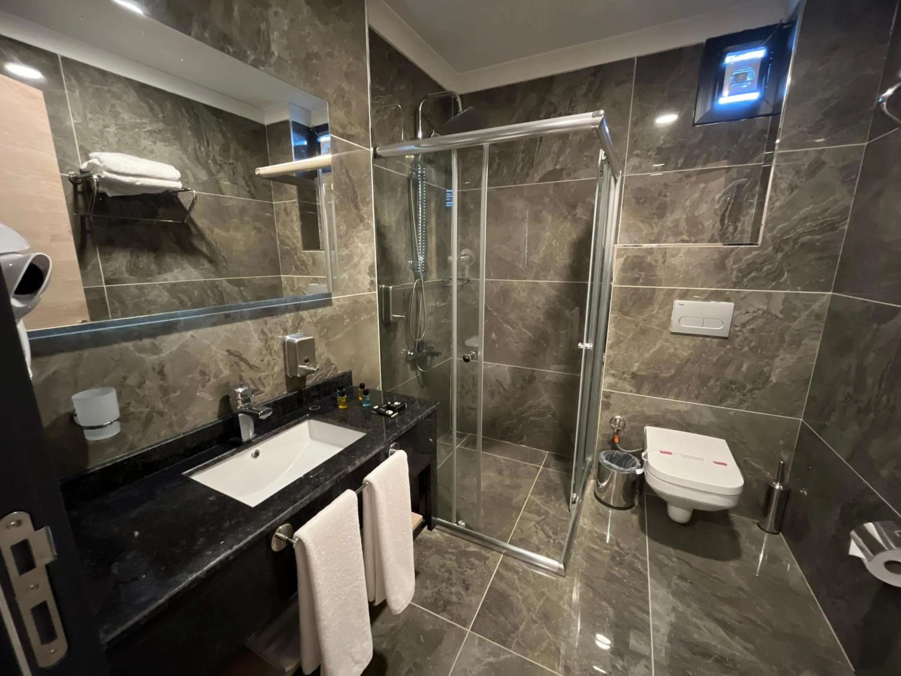 Bathroom in Avni Bey Otel