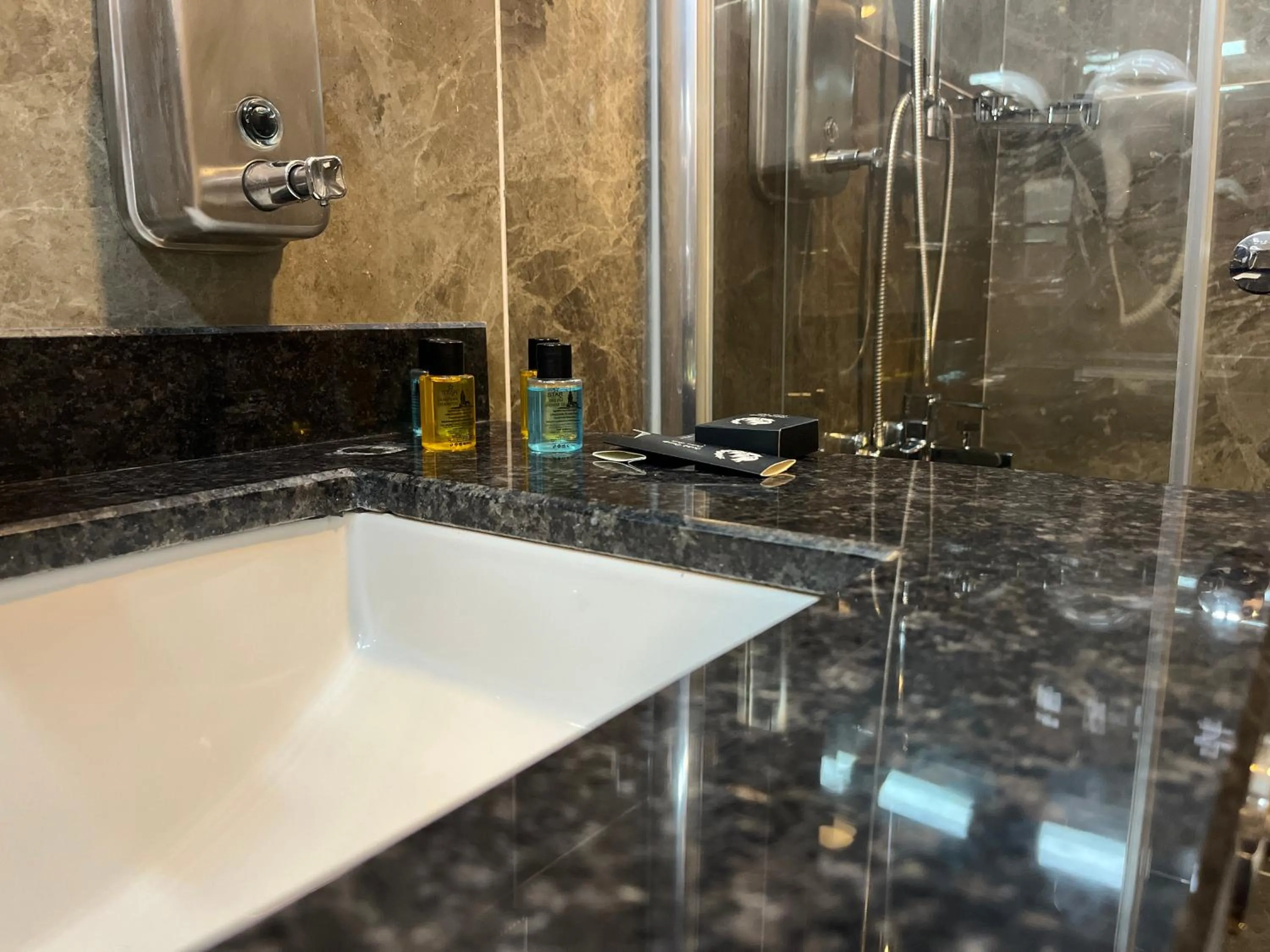 Bathroom in Avni Bey Otel