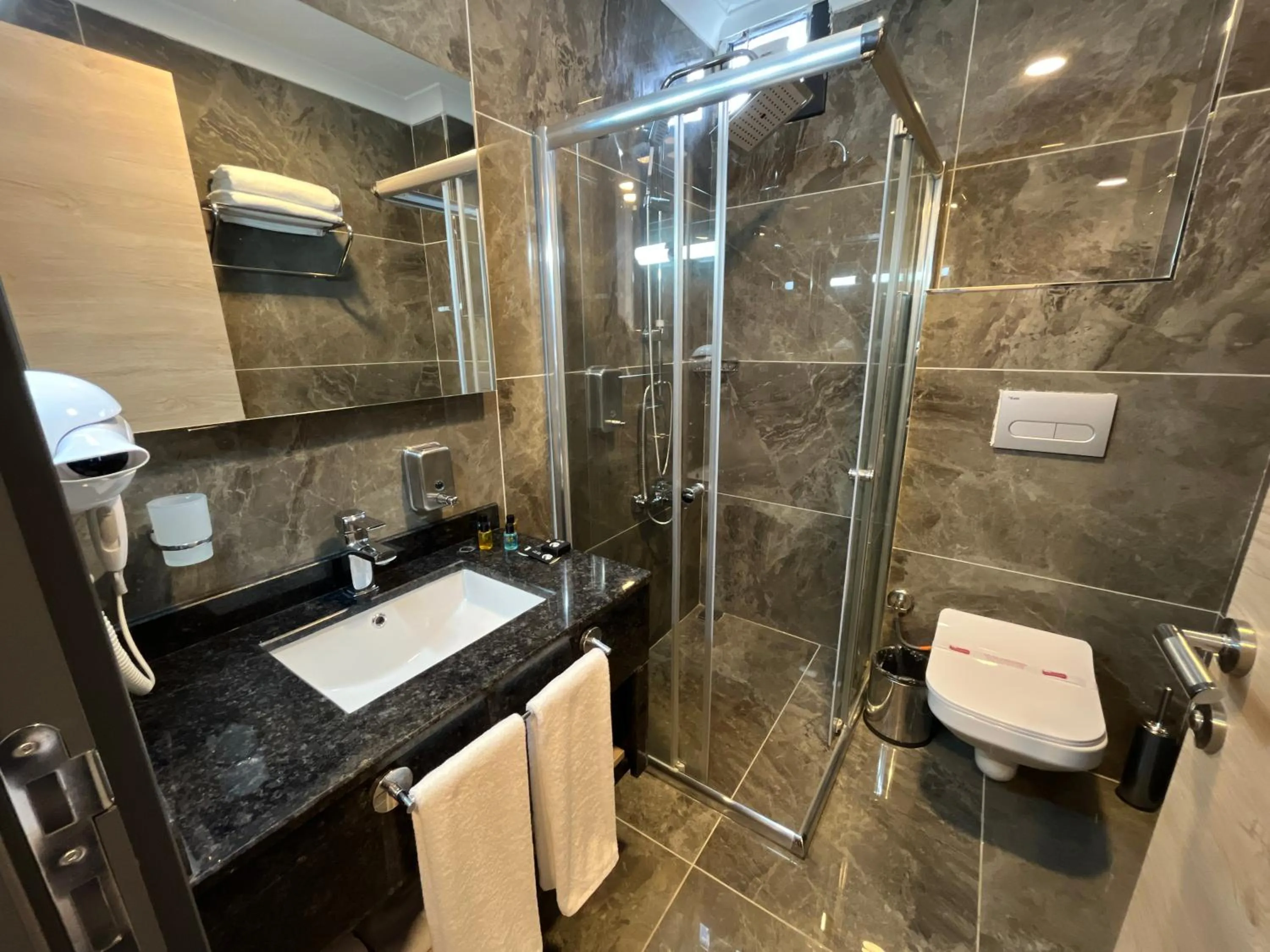 Bathroom in Avni Bey Otel