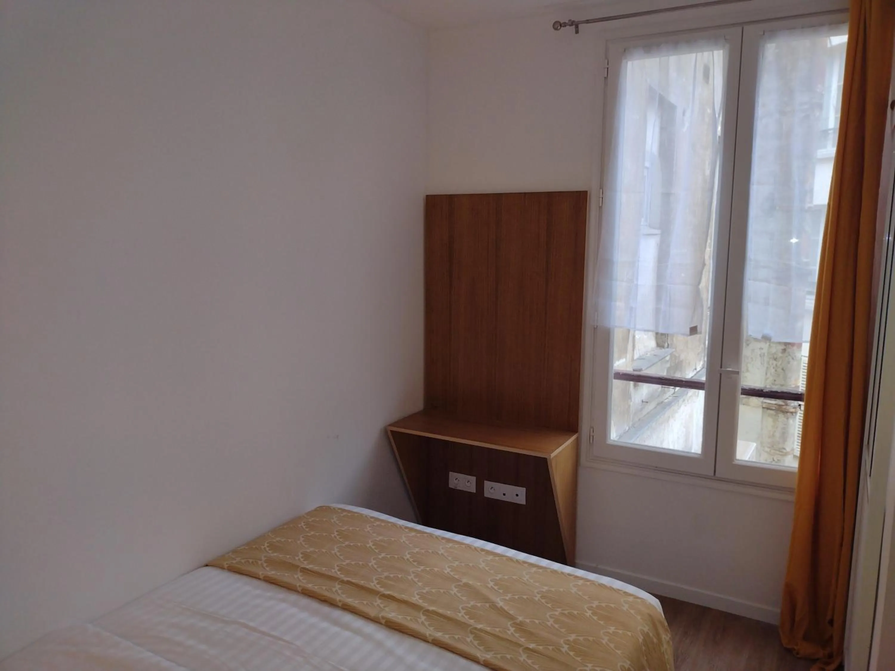 Bedroom, Bed in Dupleix Hotel