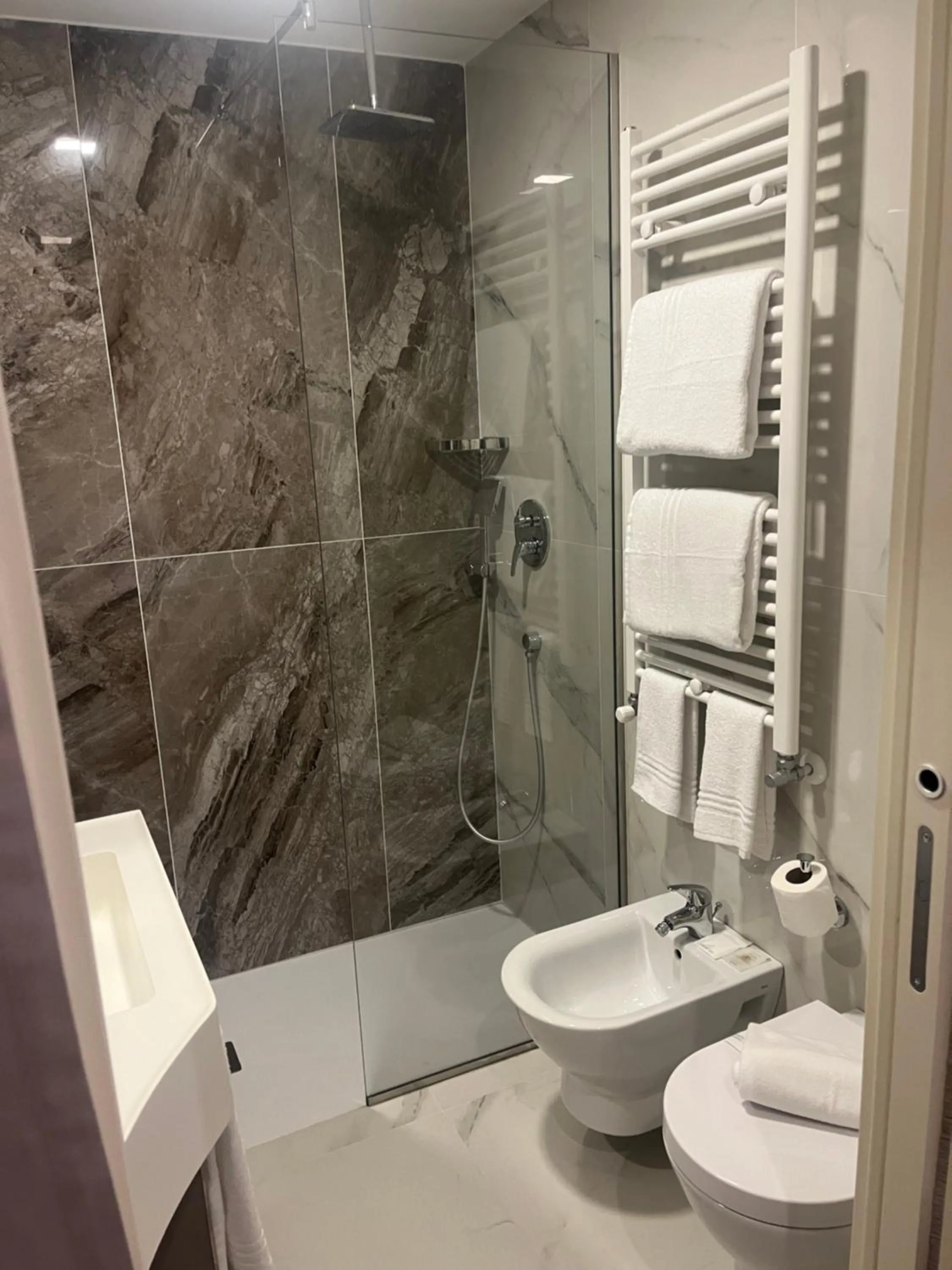 Shower in JR Hotels Bocconi Milano