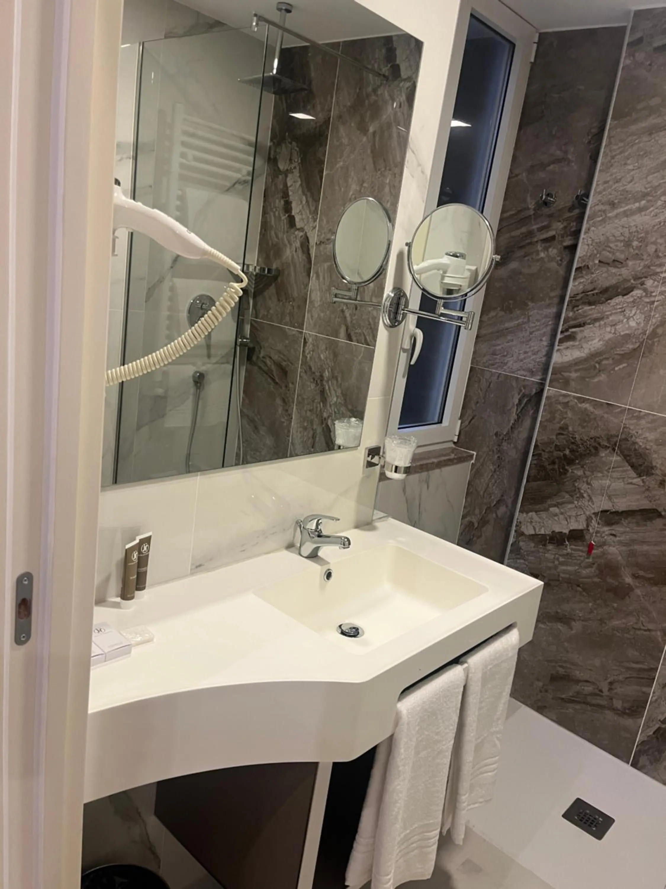 Shower in JR Hotels Bocconi Milano