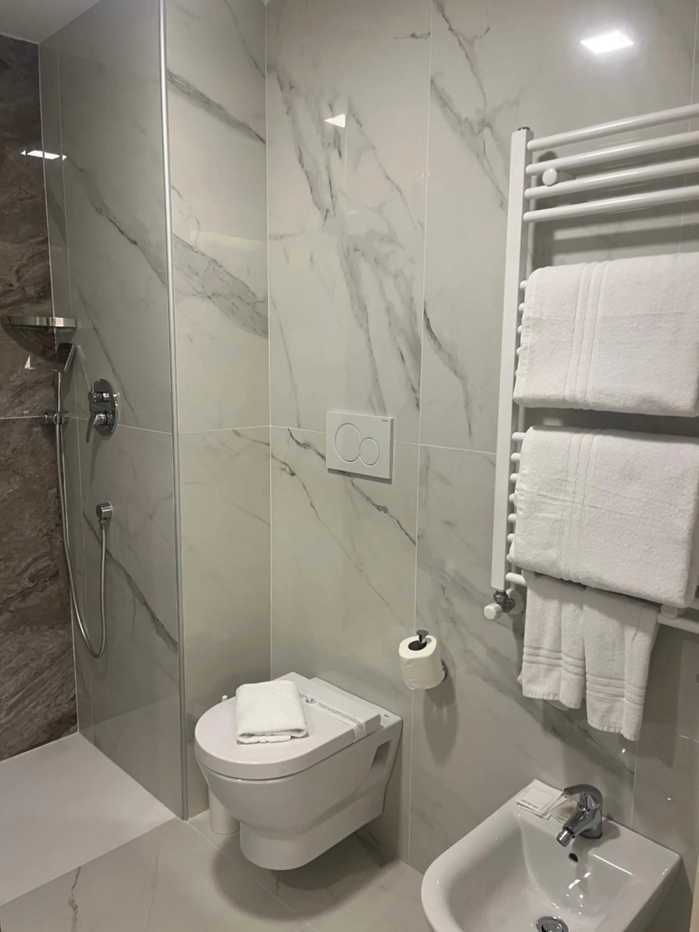 Shower in JR Hotels Bocconi Milano