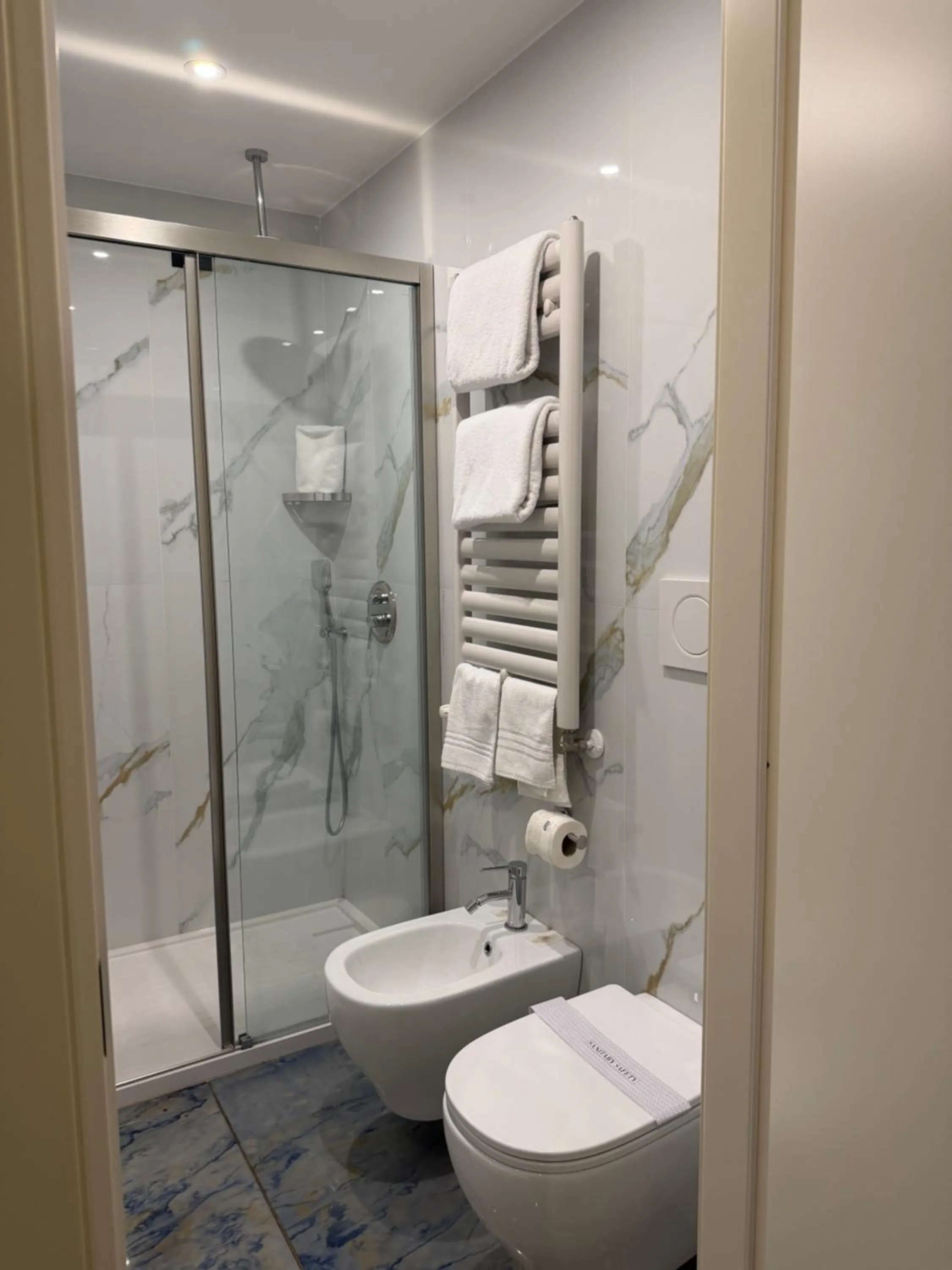 Shower in JR Hotels Bocconi Milano