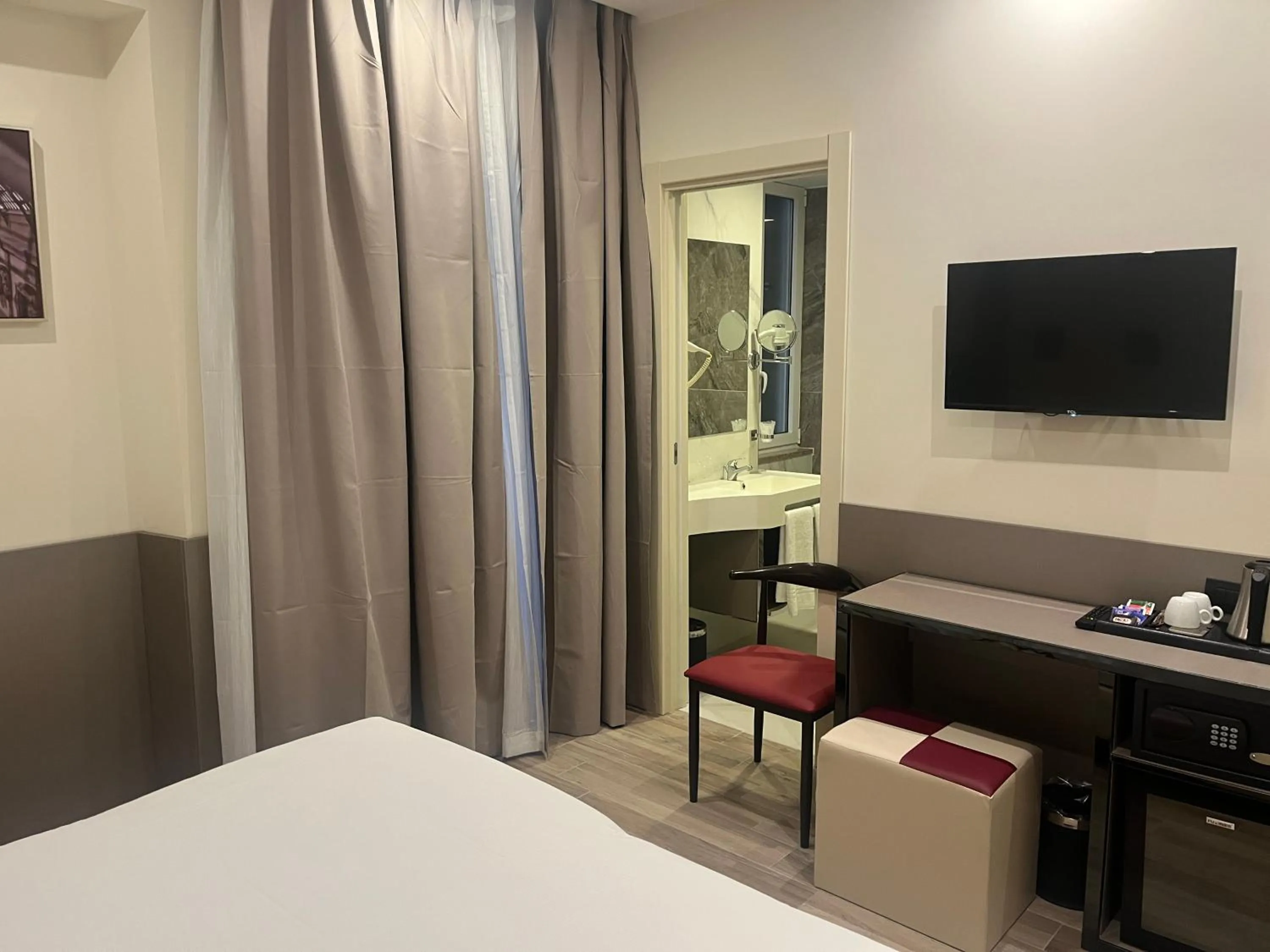 Bedroom, Bed in JR Hotels Bocconi Milano