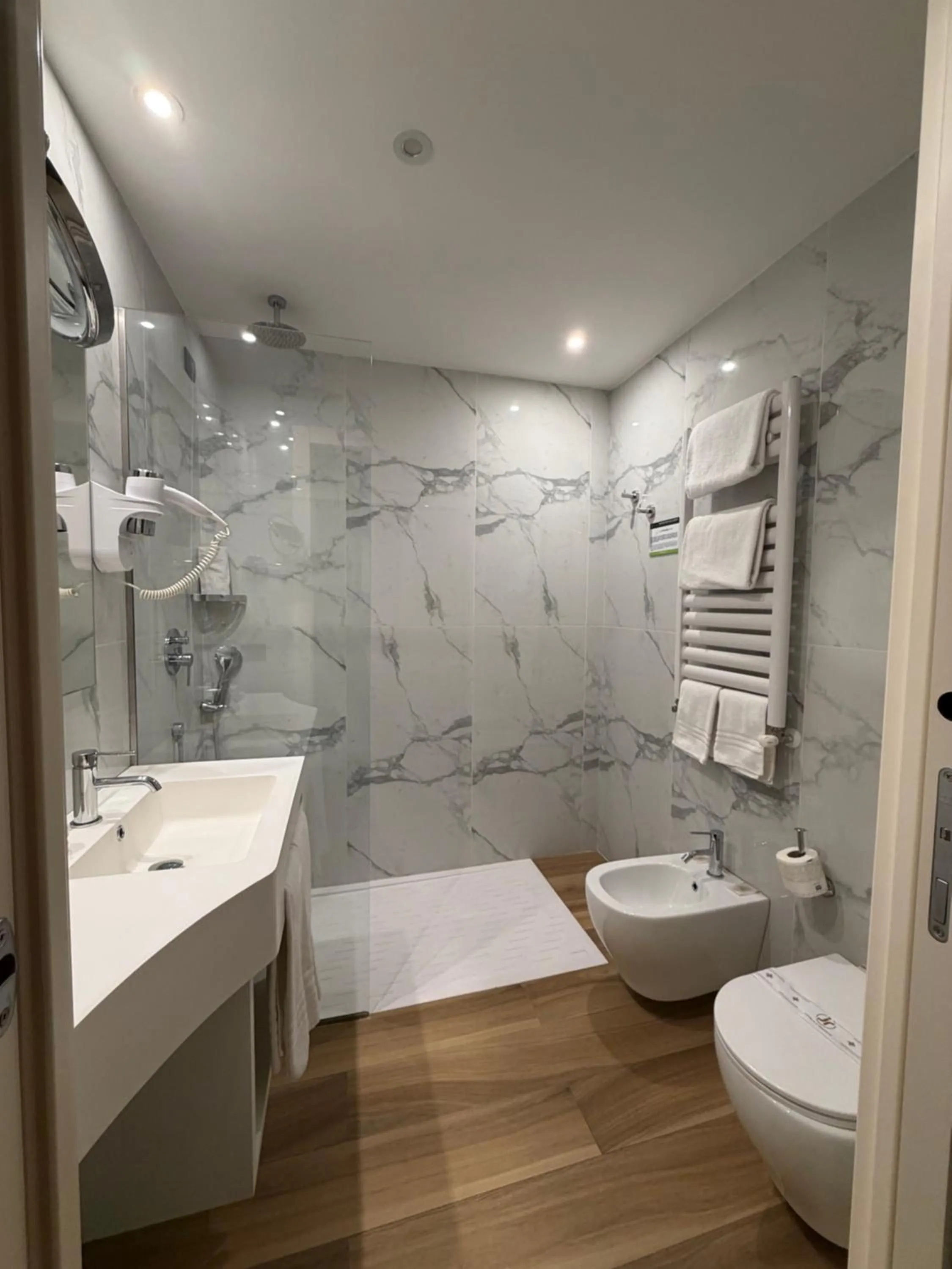 Shower in JR Hotels Bocconi Milano