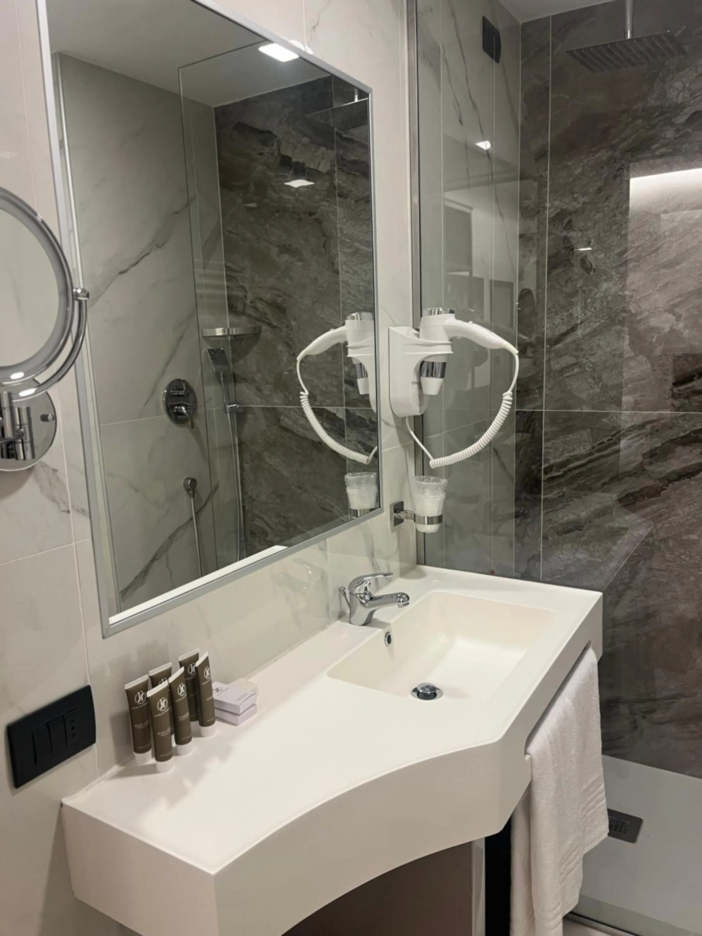 Shower in JR Hotels Bocconi Milano