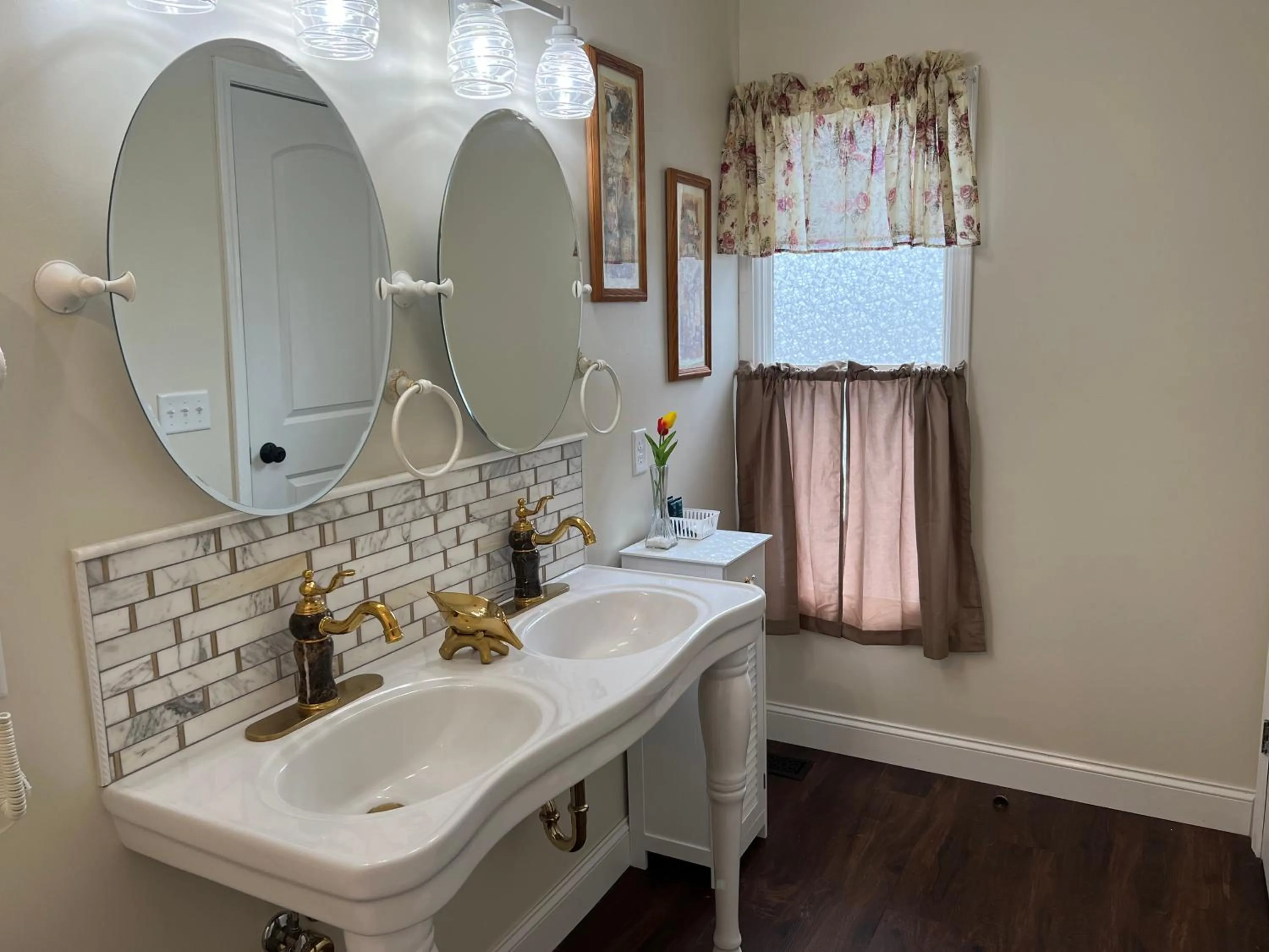 Bathroom in Holland Farmhouse Inn B&B