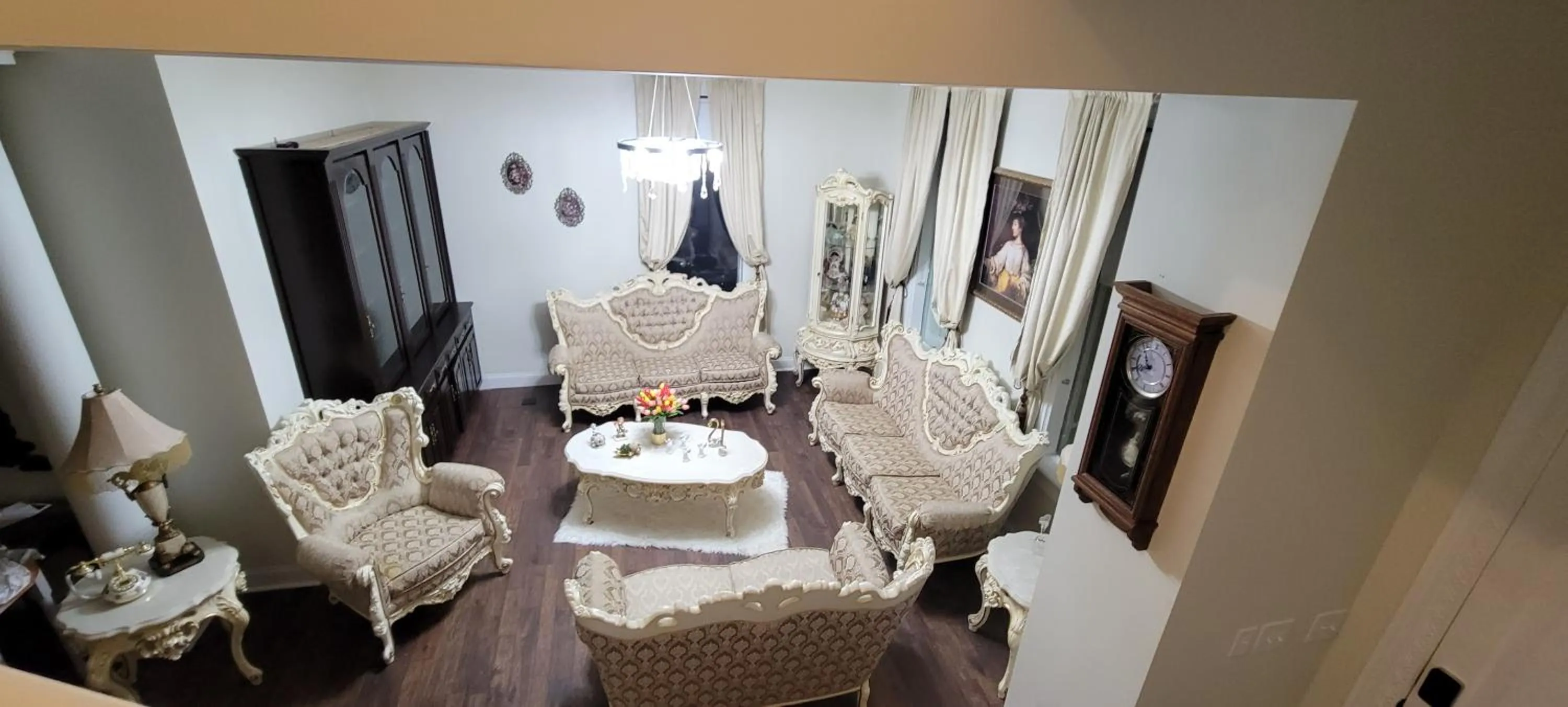 Living room in Holland Farmhouse Inn B&B