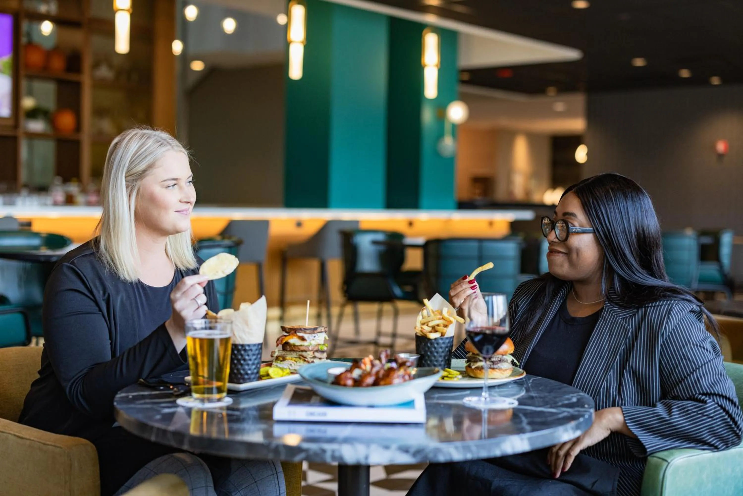 Dining area in Holiday Inn - Chicago Dwtn - The Mart by IHG