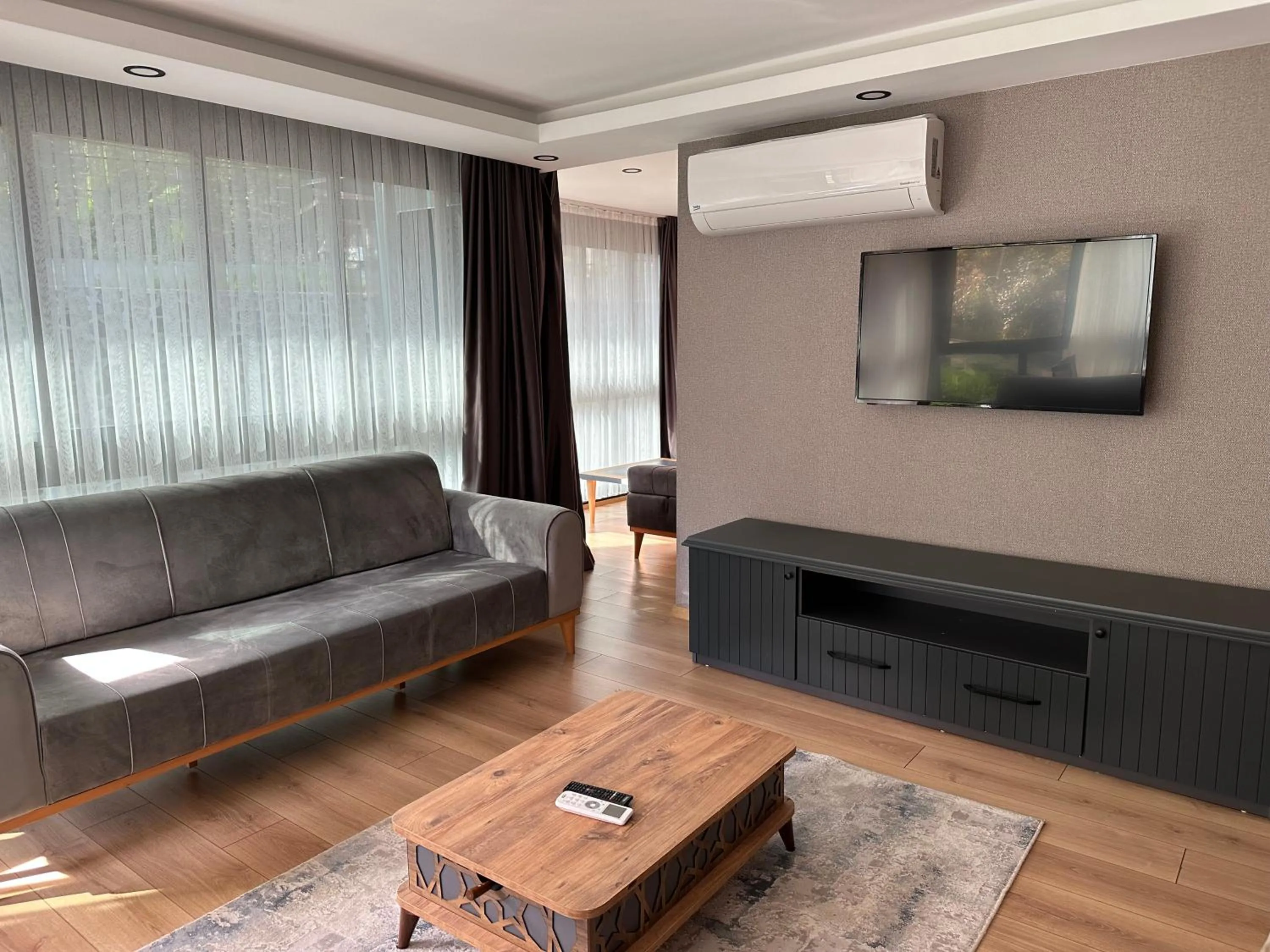 Communal lounge/ TV room in Şehrar Suite Hotel