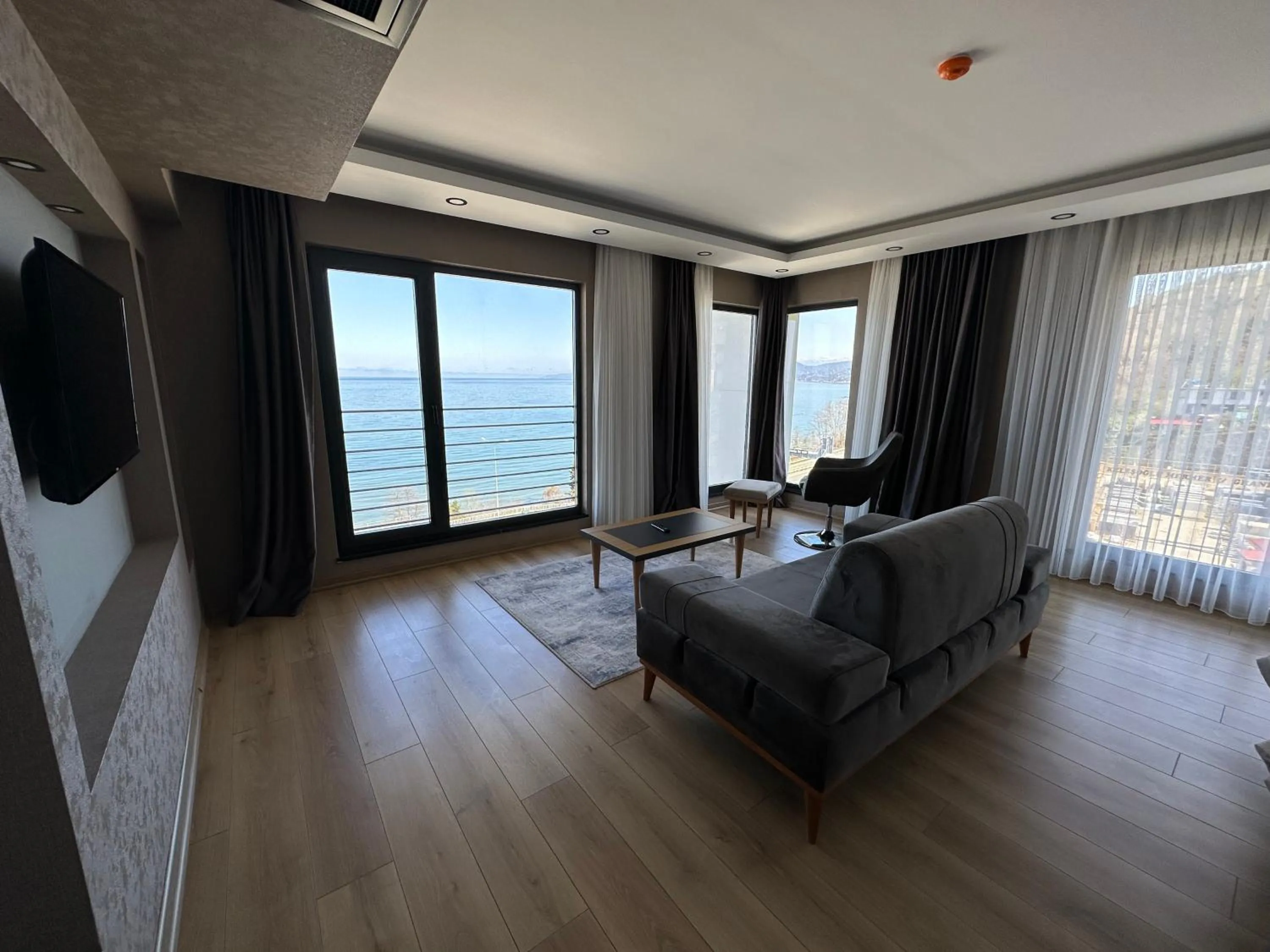 Communal lounge/ TV room in Şehrar Suite Hotel