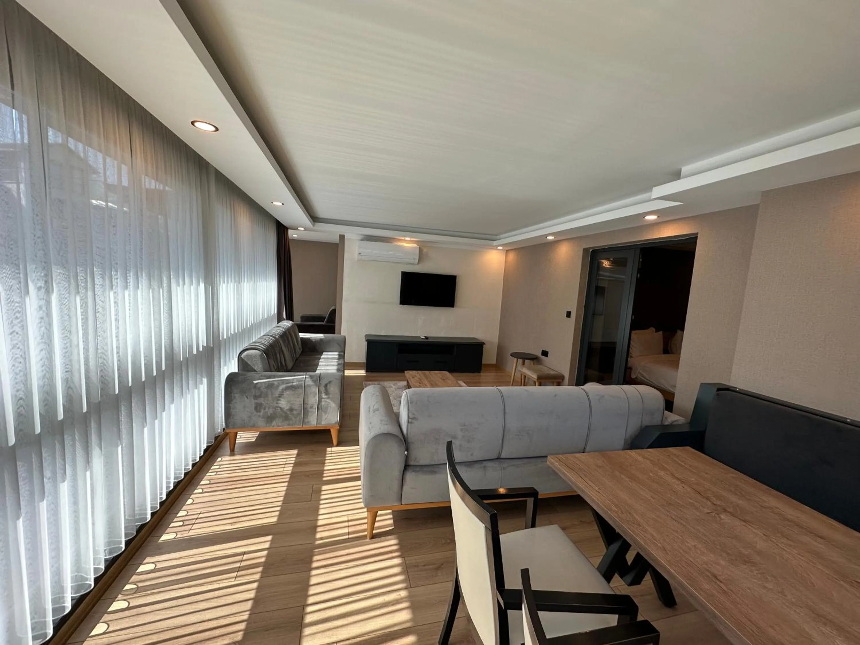 Communal lounge/ TV room in Şehrar Suite Hotel