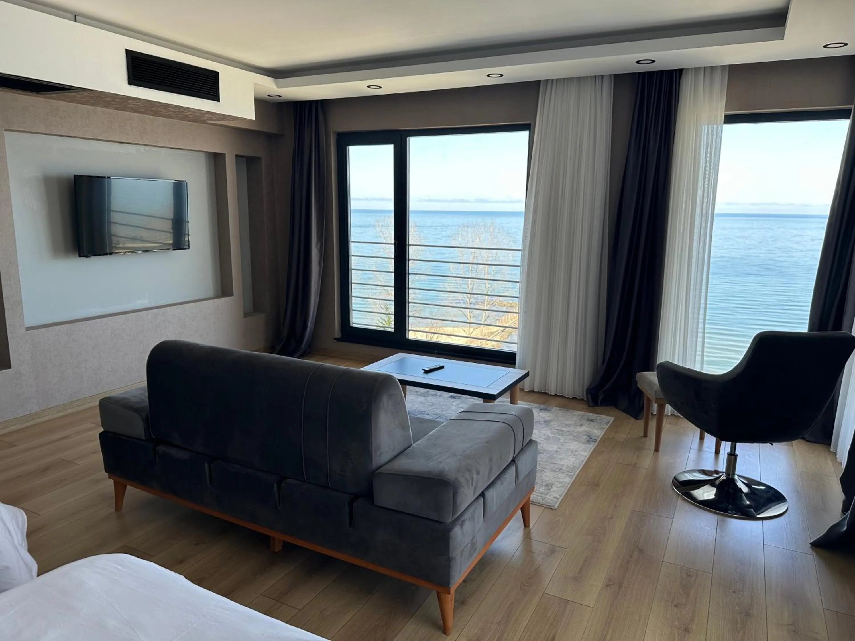 Communal lounge/ TV room in Şehrar Suite Hotel