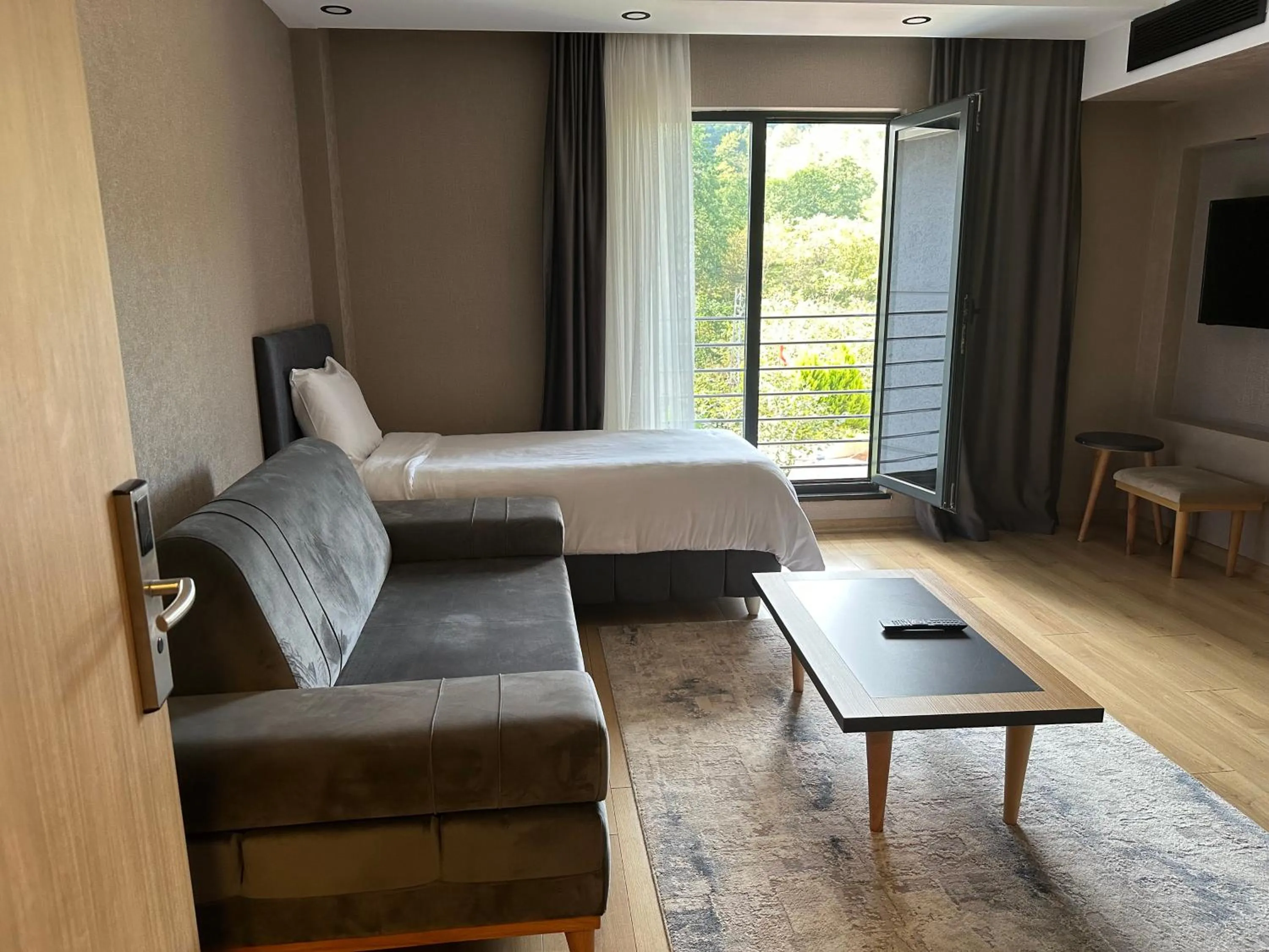 Communal lounge/ TV room, Bed in Şehrar Suite Hotel