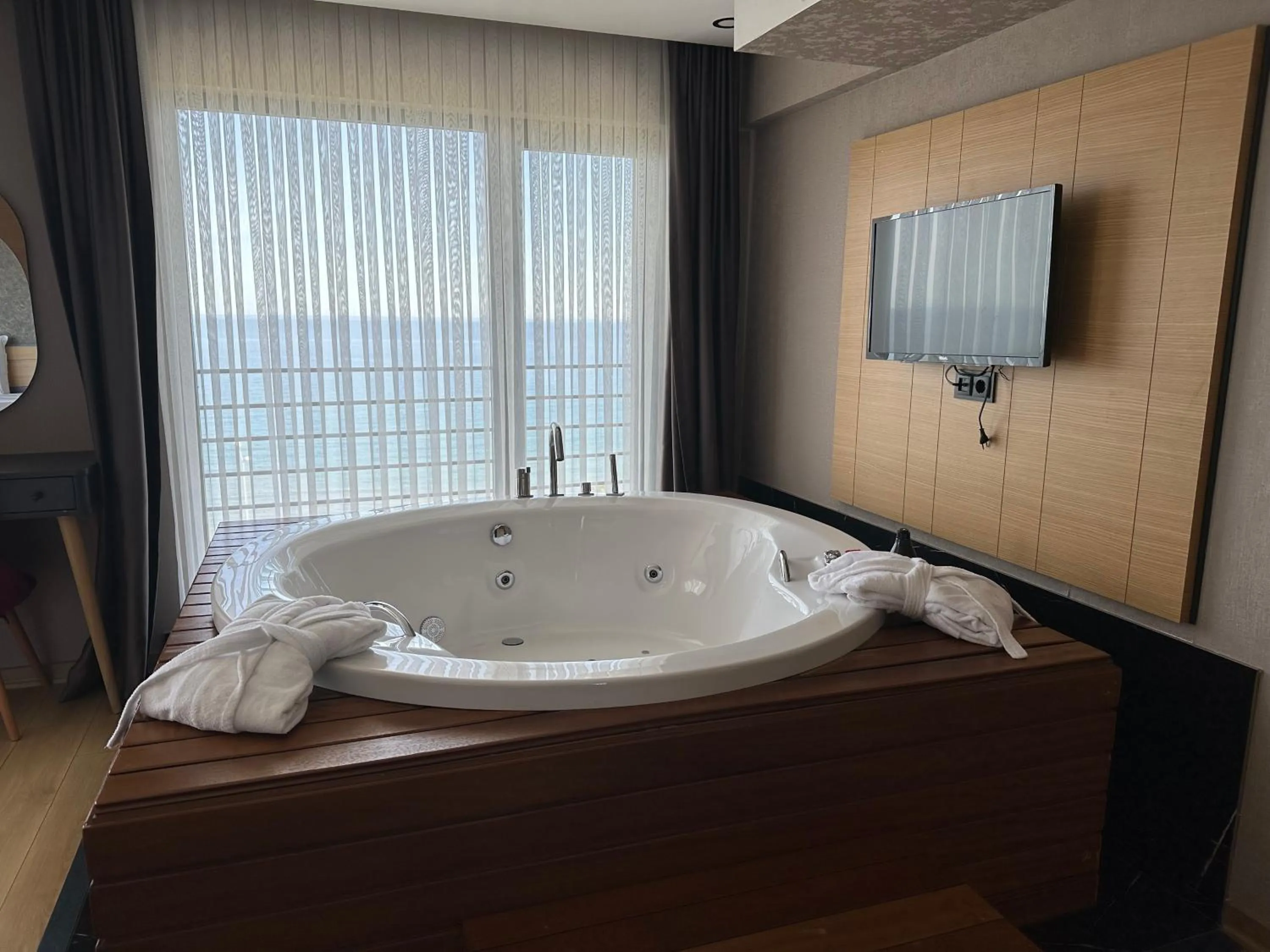 Hot Tub in Şehrar Suite Hotel