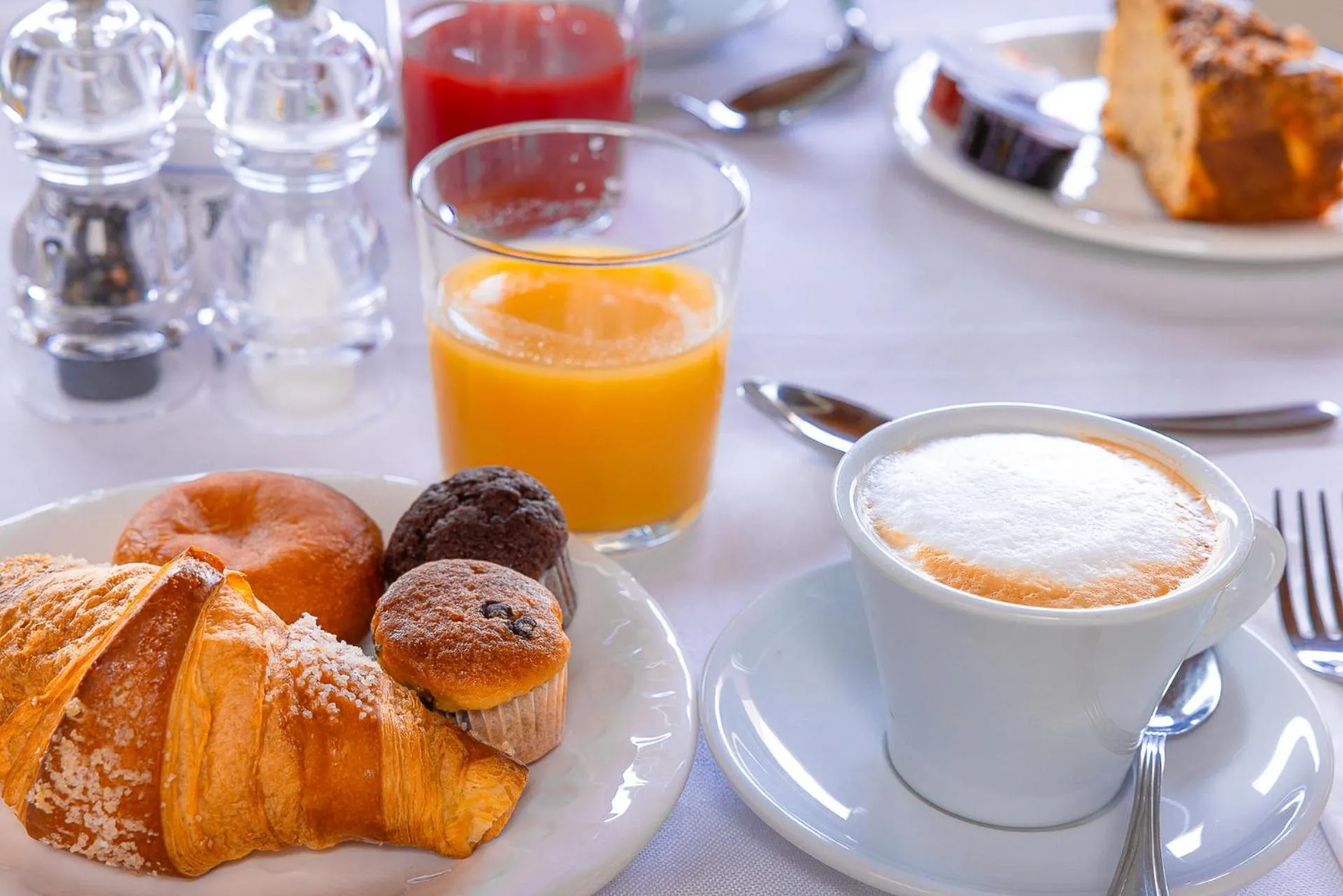 Food and drinks in Hotel Mavino