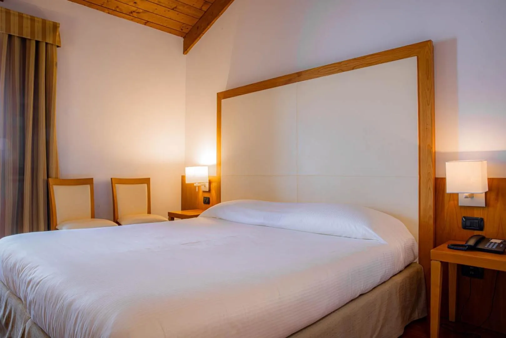 air conditioner, Bed in Hotel Mavino