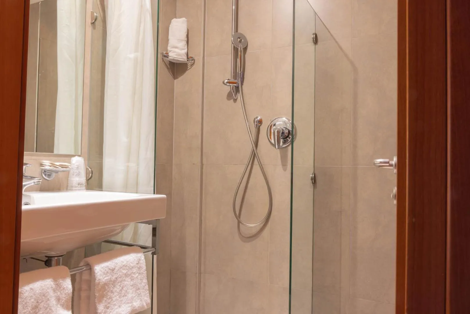 Shower in Hotel Mavino