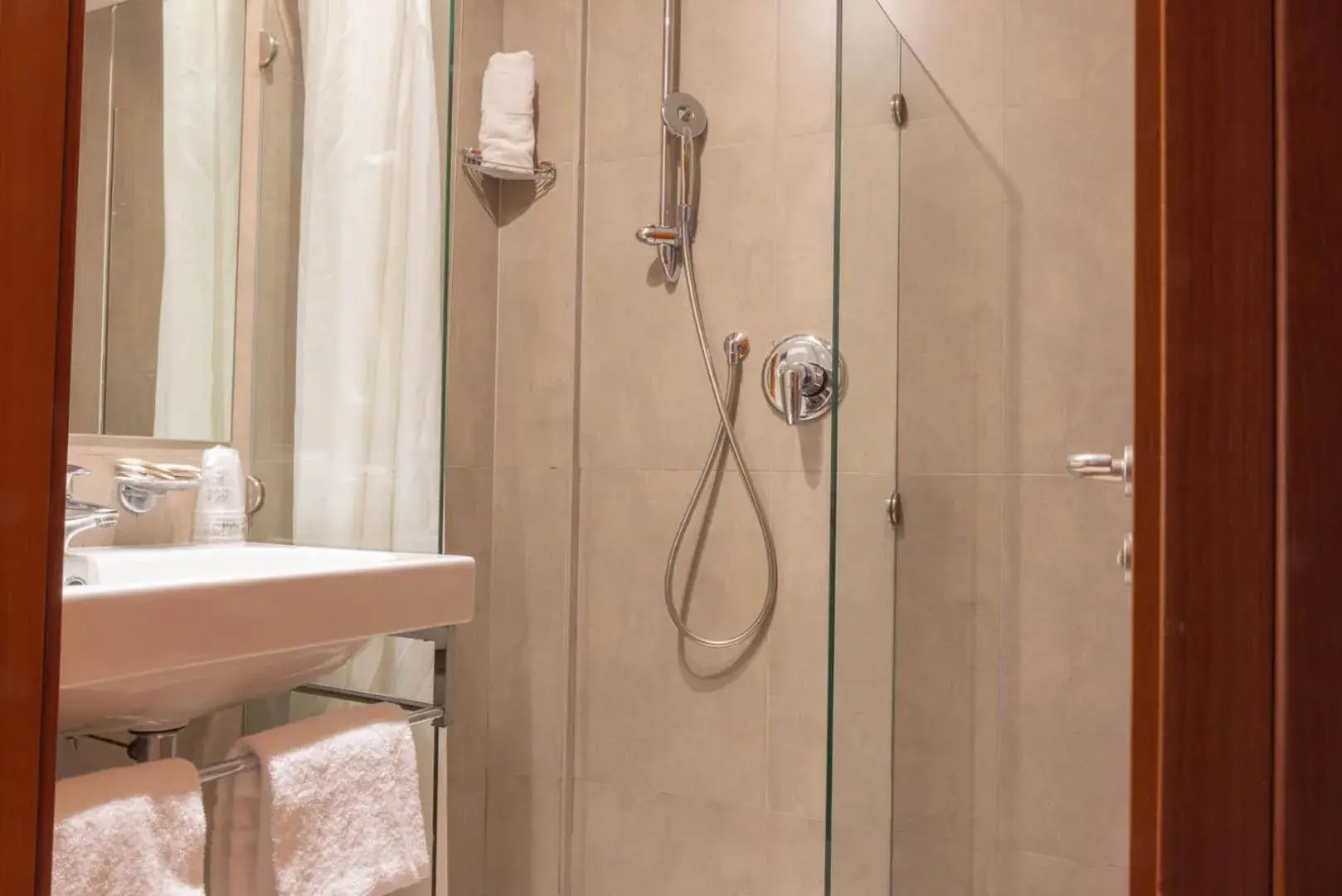 Standard Double or Twin Room with Balcony and City View in Hotel Mavino Standard Double or Twin Room with Balcony and City View in Hotel Mavino