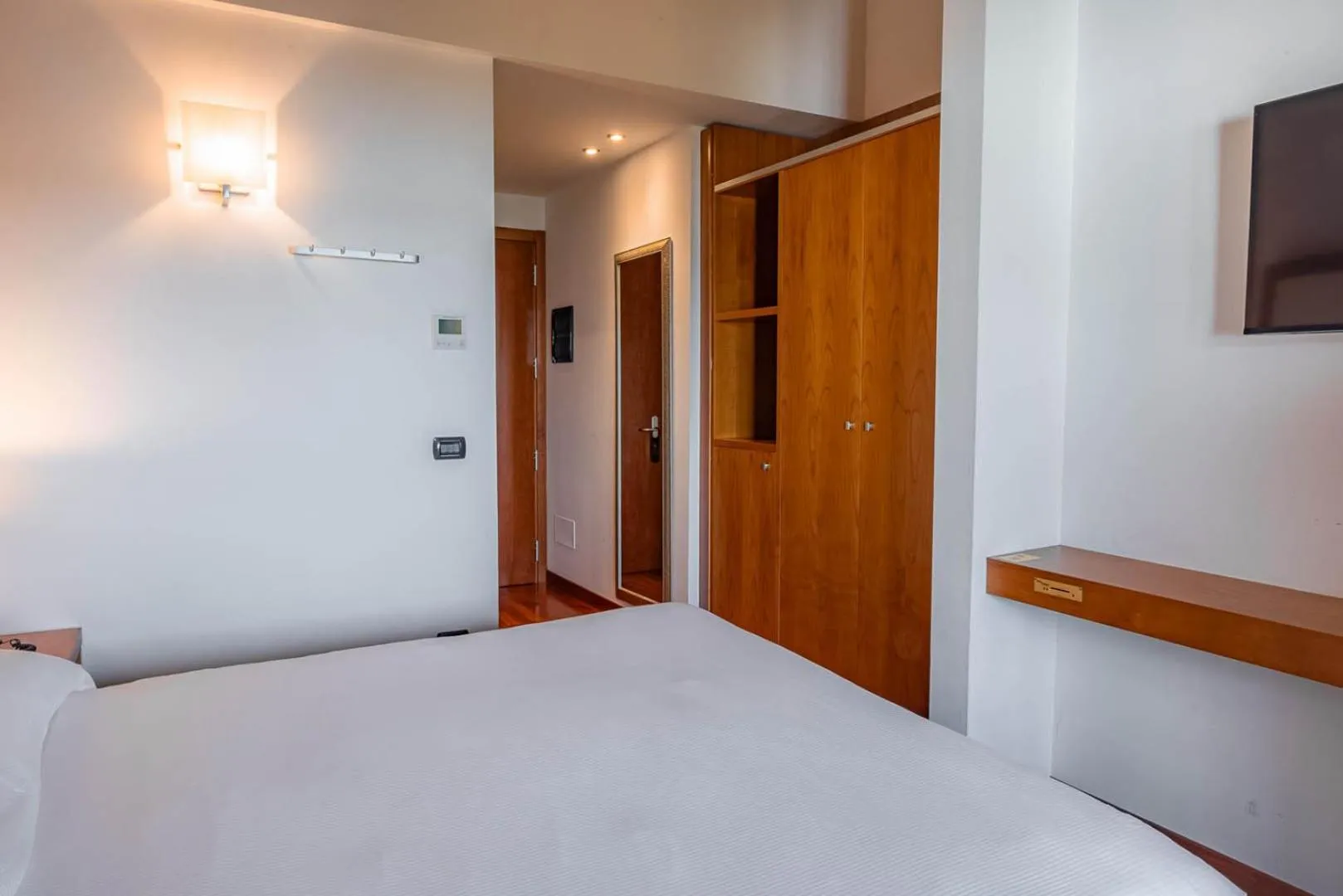 air conditioner, Bed in Hotel Mavino