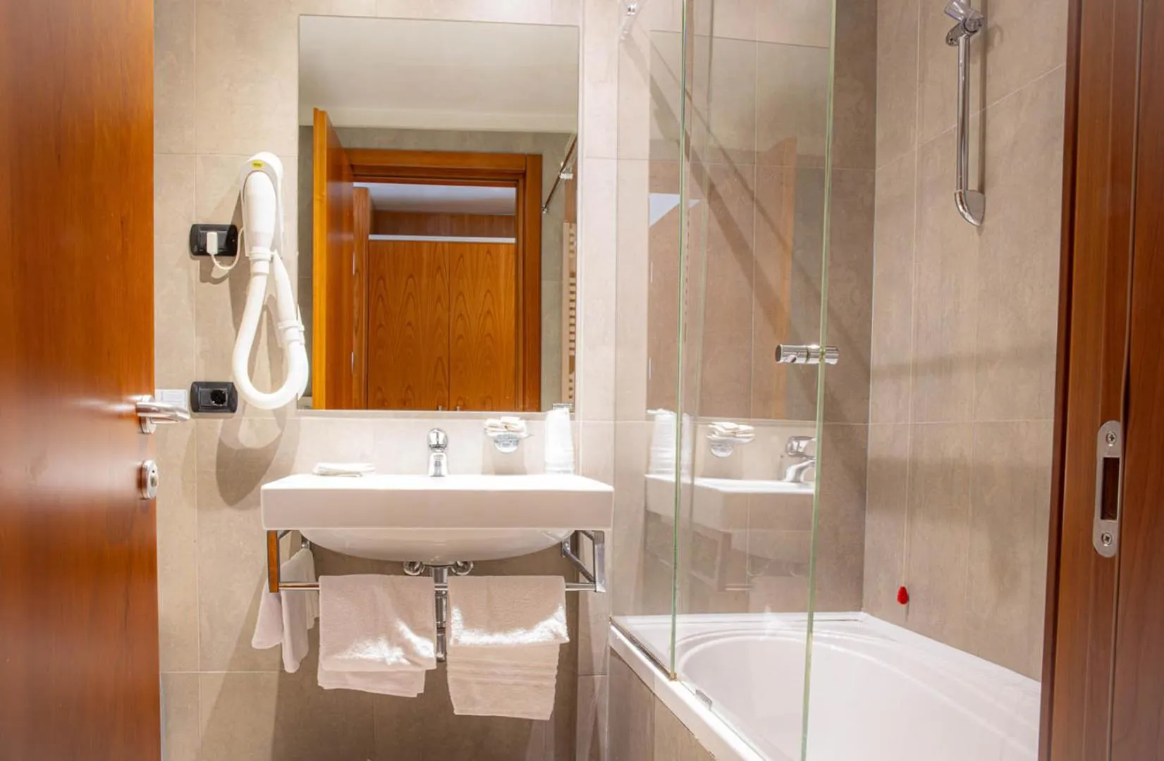 Shower in Hotel Mavino